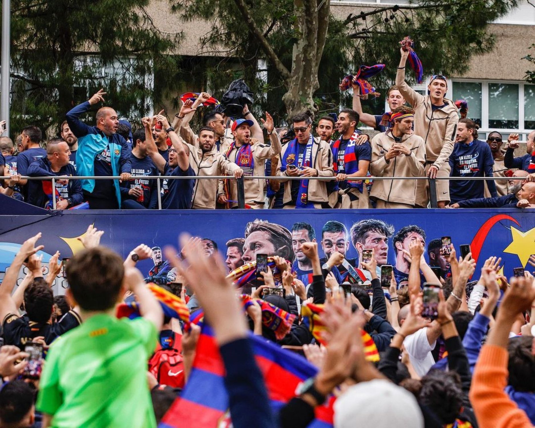 Tensa topada entre un policia i un famós presentador a la rua del Barça: “No em toquis! Ets boig?”