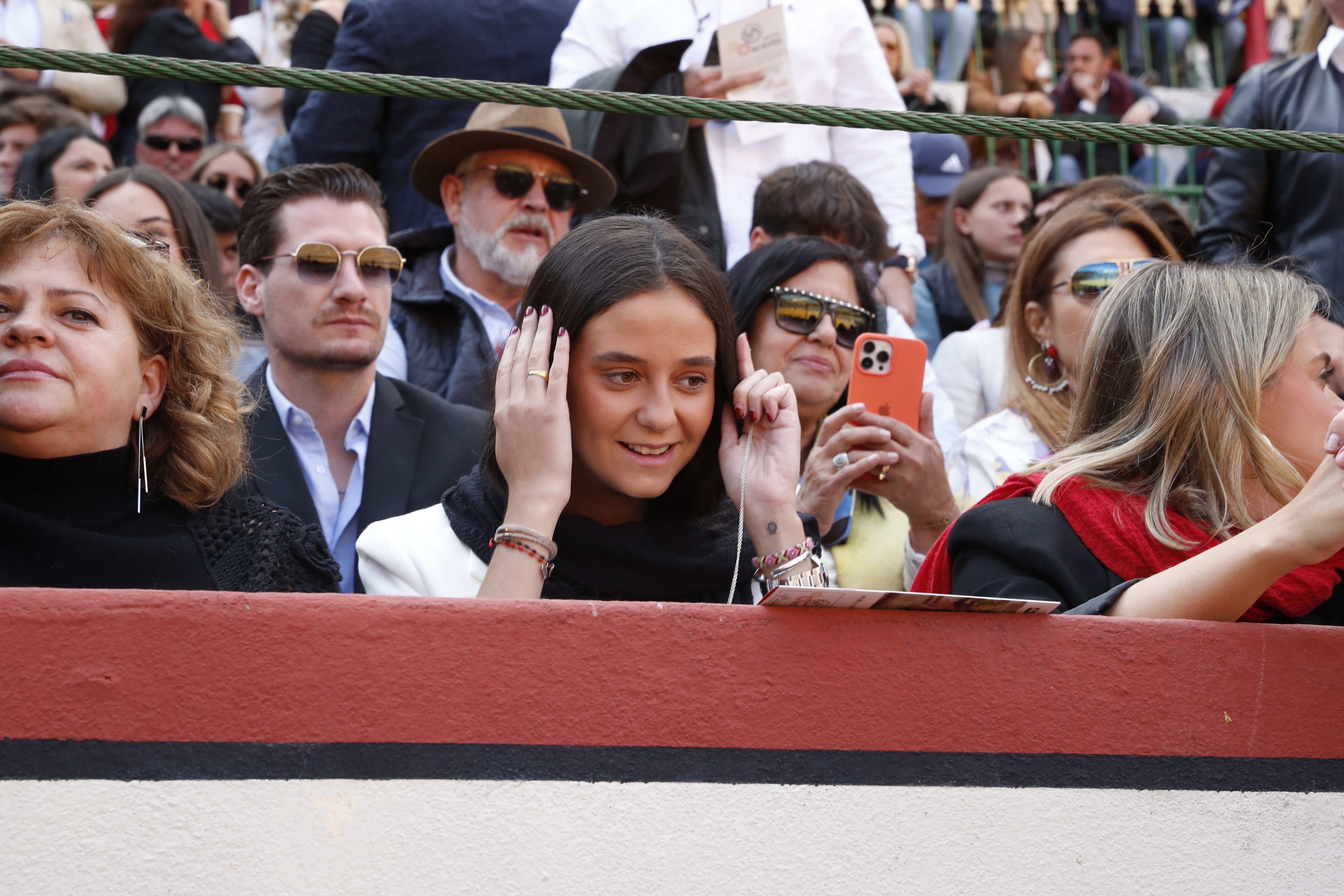 Victoria Federica amb una orella plena de sang, "¿qué hago, tía?"