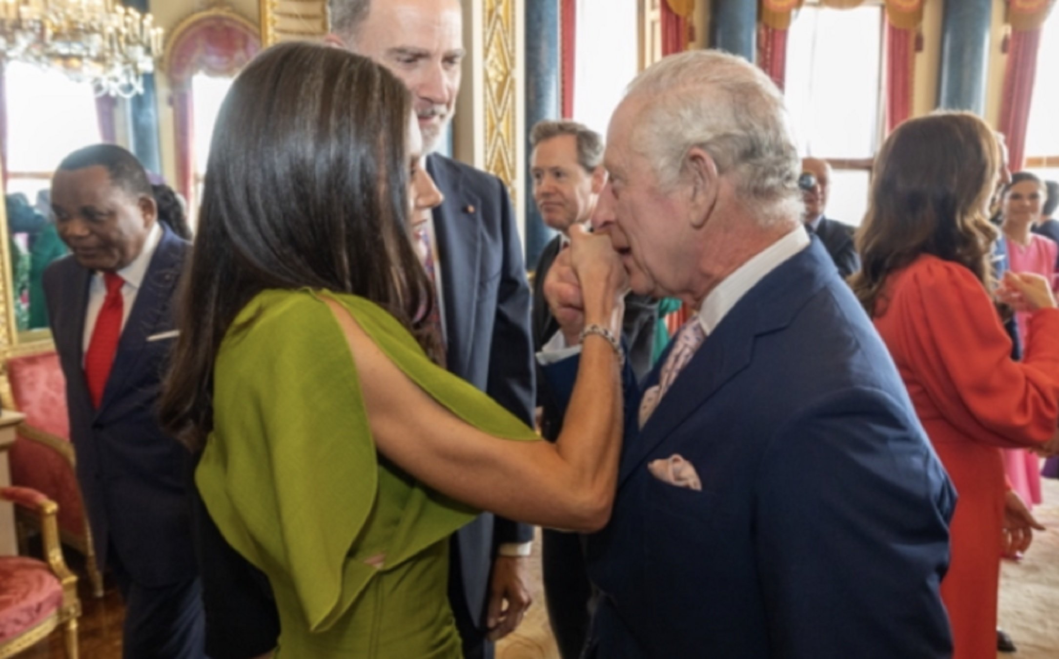 Els convida i se li pixen a la cara: Carles III, objectiu d'un talp, repulsió