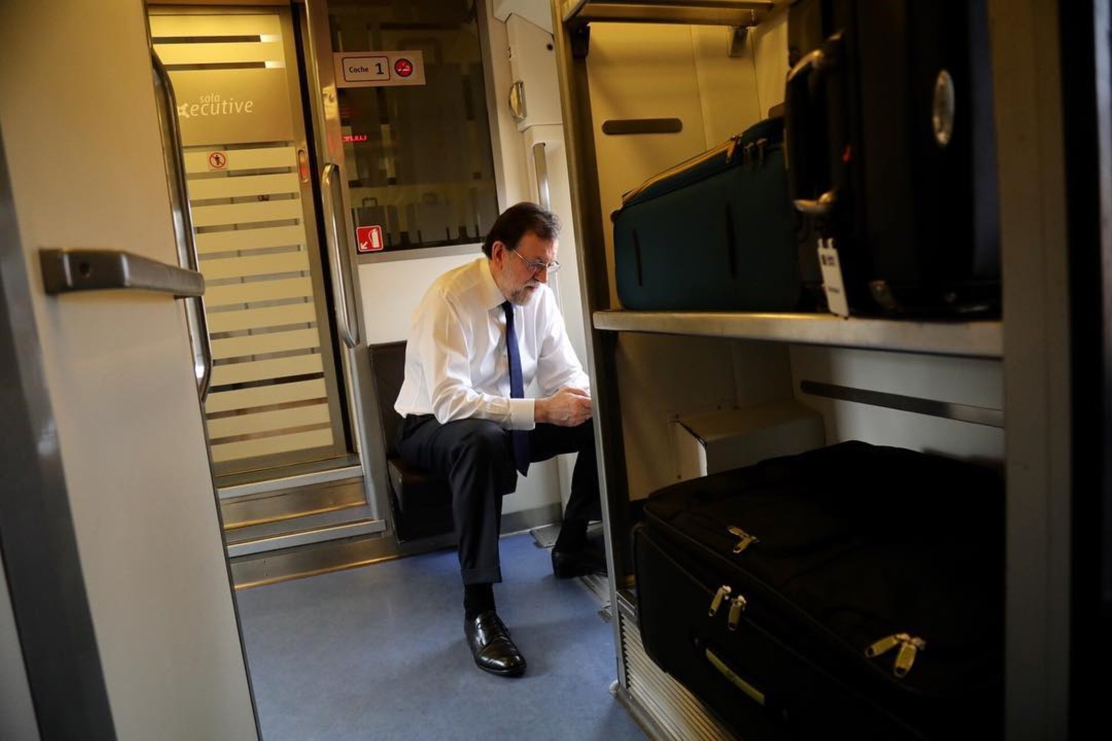 Mariano Rajoy, humillado por un famoso cantante español en una estación de tren