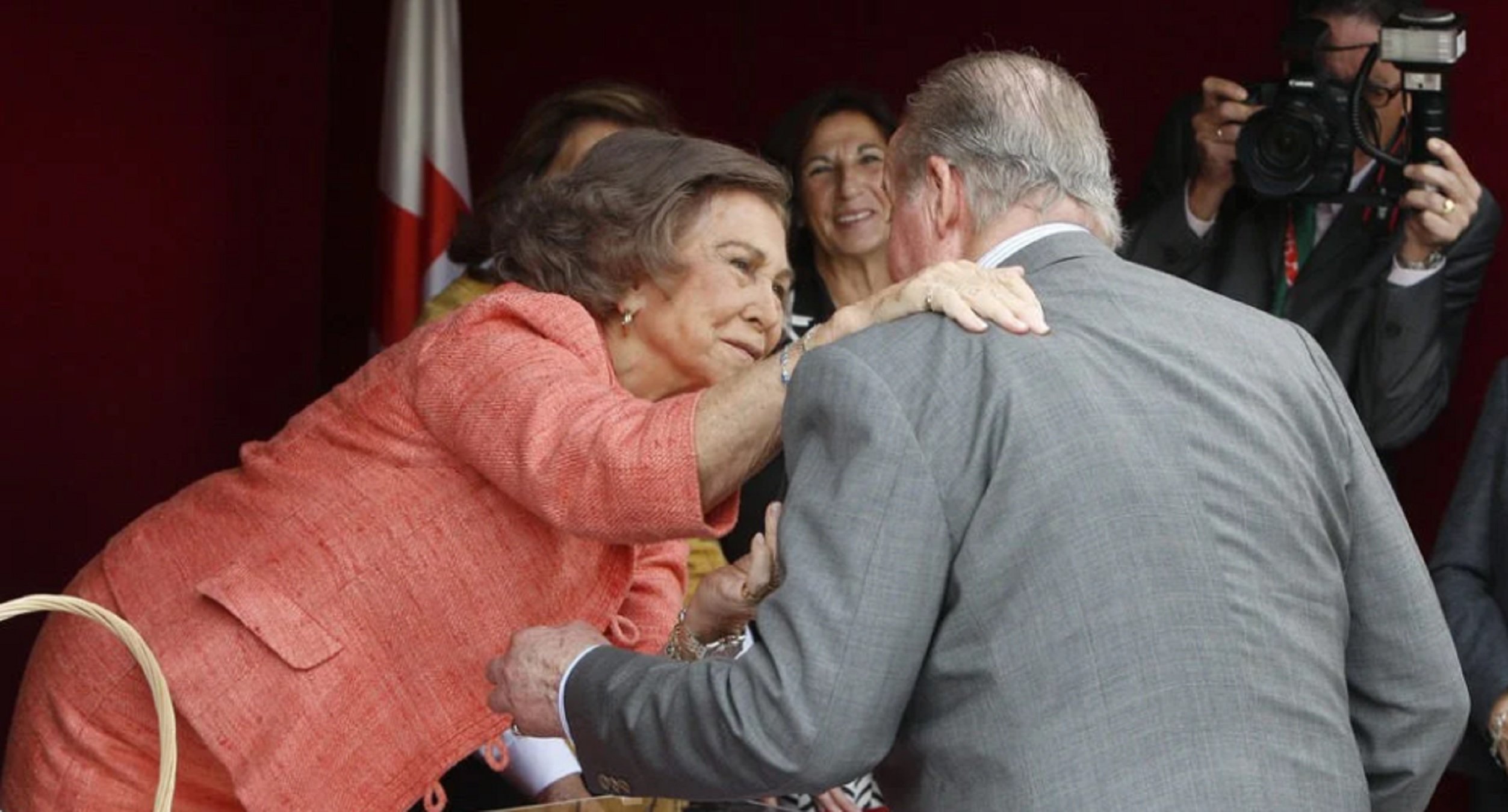 Trobada a Àsia: la reina Sofia se cita amb Joan Carles I 1.032 dies després en "el seu continent"