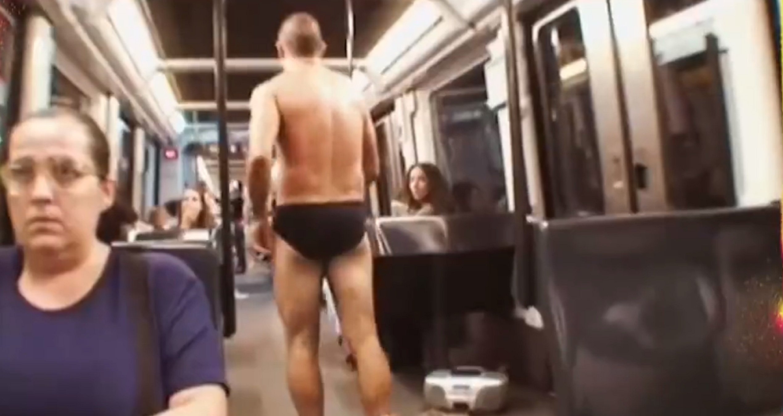 Imagen impactante de un famoso actor quitándose la ropa en el metro para que la gente le dé dinero