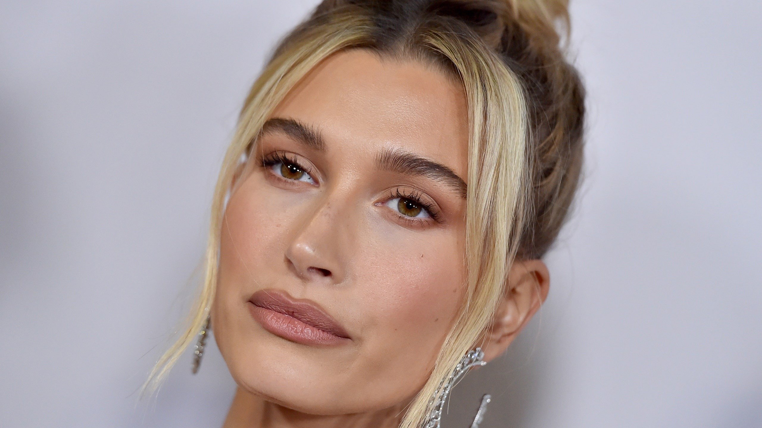 La marca catalana d'arracades que enamora Hailey Bieber