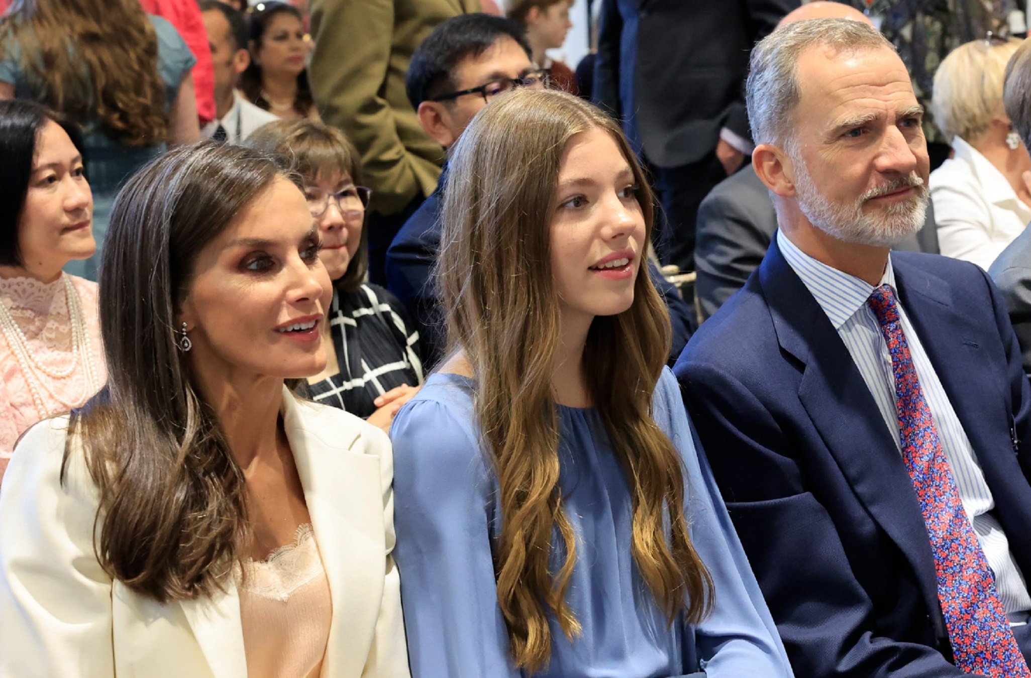 La poca higiene de Felipe riendo en la graduación de su hija: dentadura negra y fea