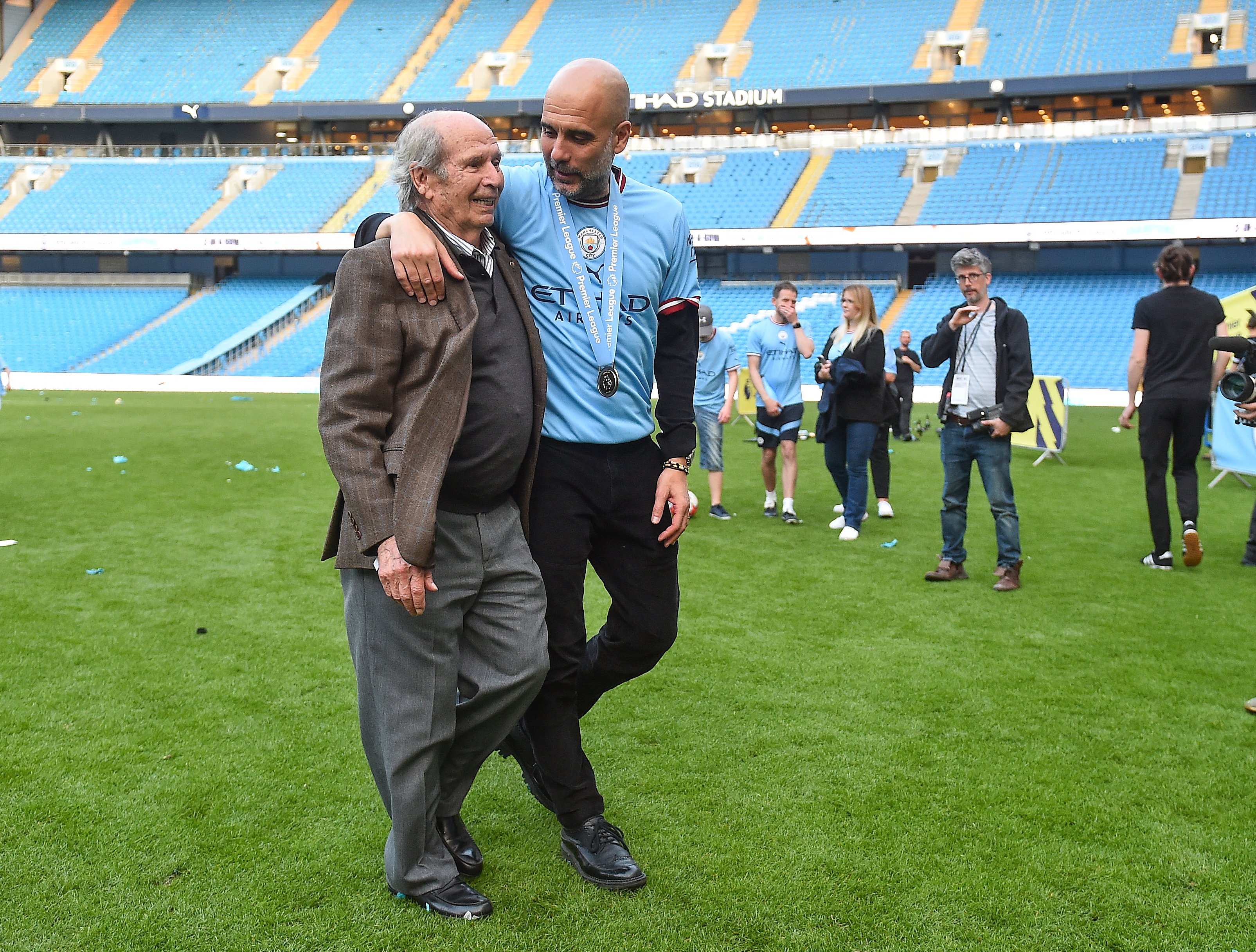 Pep Guardiola emocionado campeón con su padre y sus hijas Maria y Valentina: fabulosas