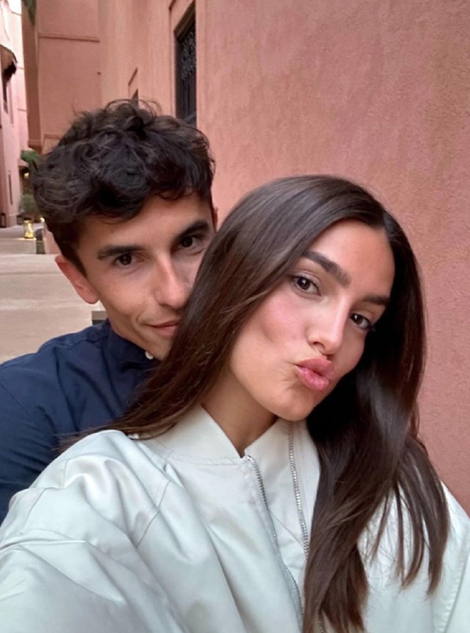 Marc Márquez y Gemma Pinto, comiéndose a besos. De Marrakech a un lugar simbólico de Barcelona