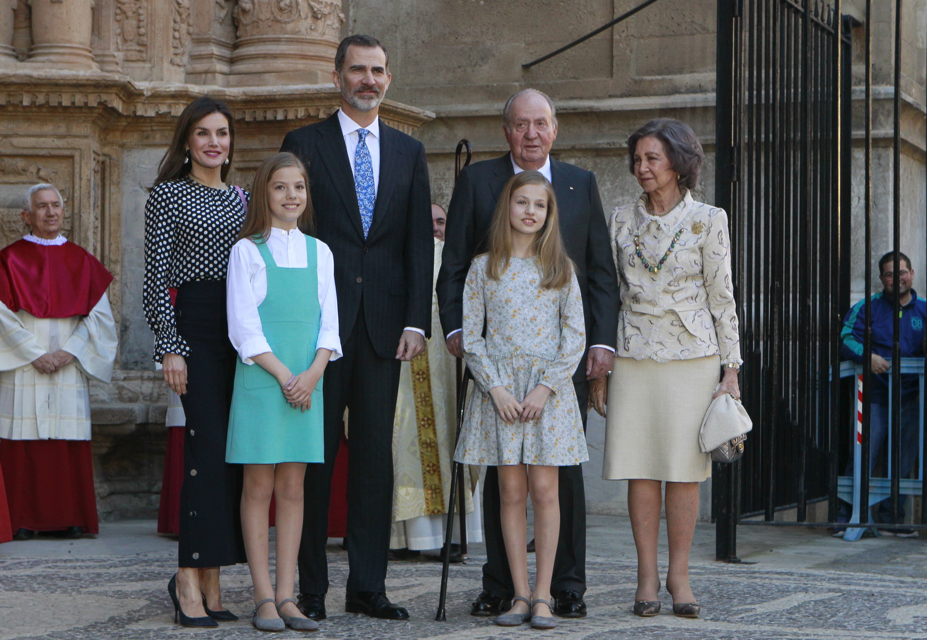 Felip, Letícia, les nenes i els emèrits: retrobament a la missa de Pasqua