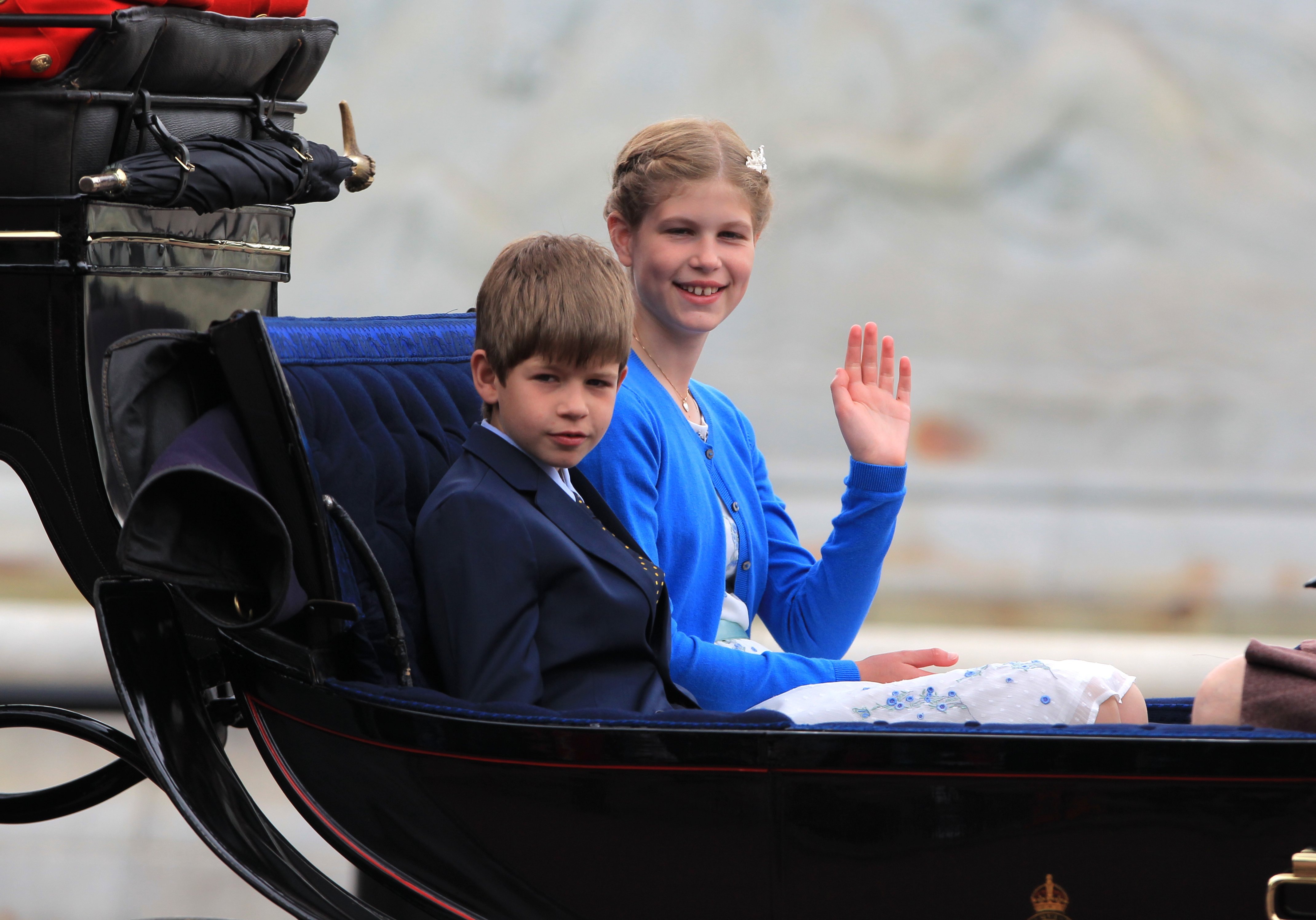 Pillan a un nieto de la reina de Inglaterra conduciendo con solo 10 años