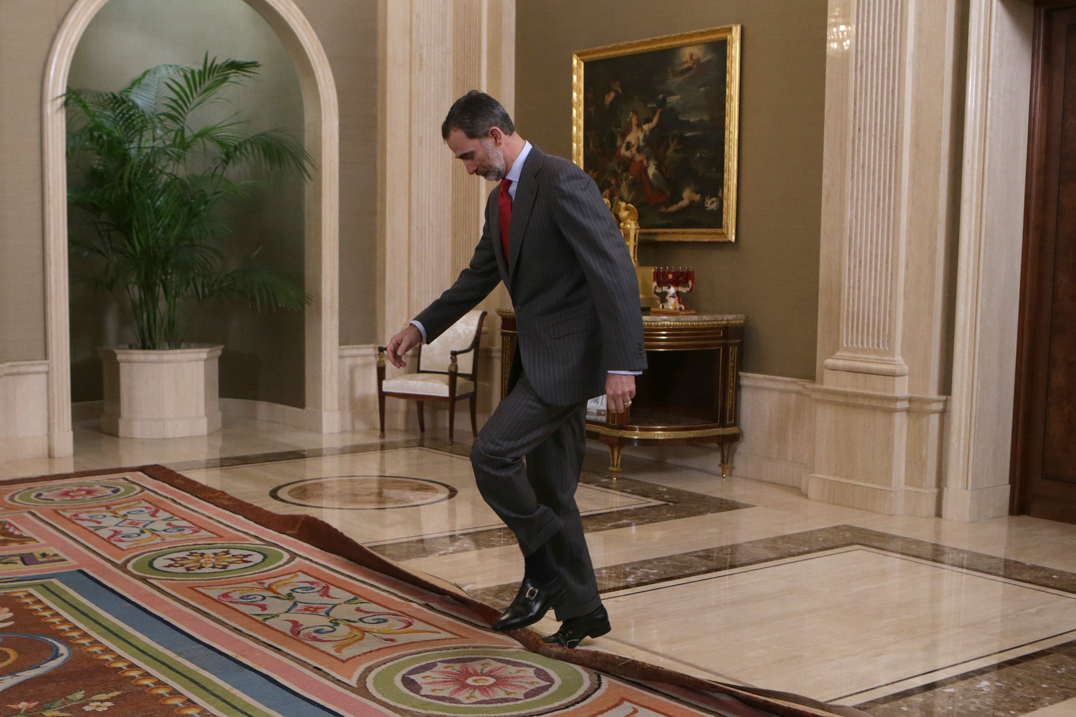 La foto del rey Felipe cayéndose que el Estado no quiere que veas