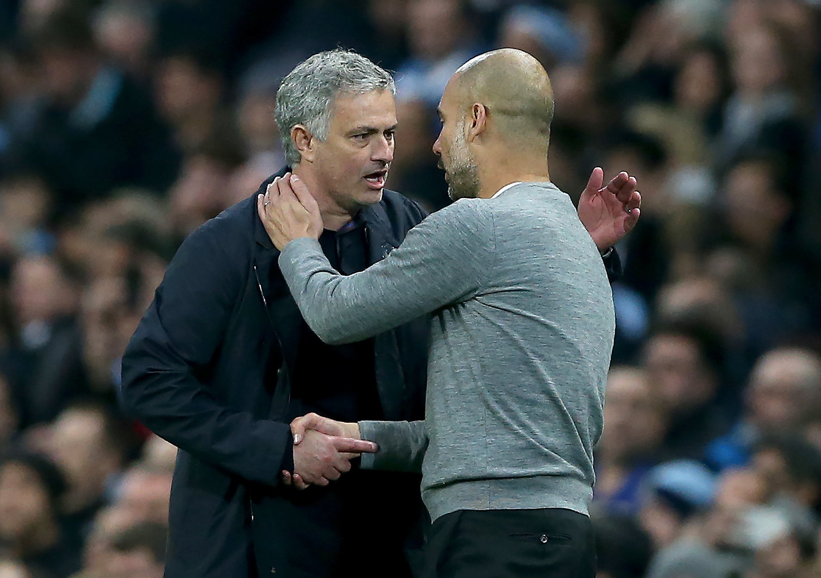 Immortalitzen un petó a la boca entre Guardiola i Mourinho