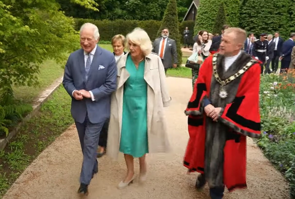 Camilla Parker Bowles y Carlos III, problemas en el paraíso, 1 nombre