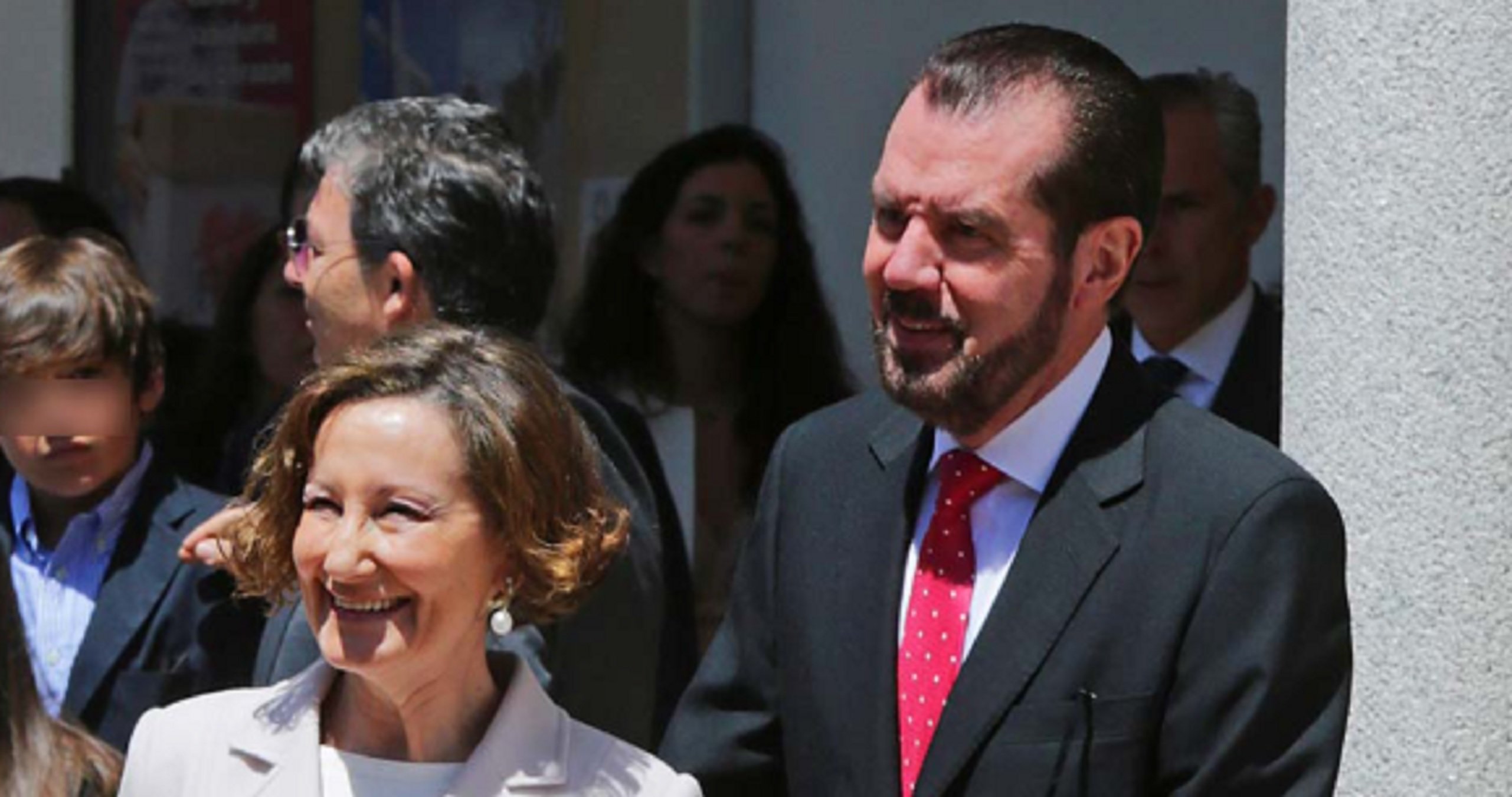 El gesto de donjuán de Jesús Ortiz con su ex mujer delante de Ana Togores en la confirmación de Sofía | VÍDEO