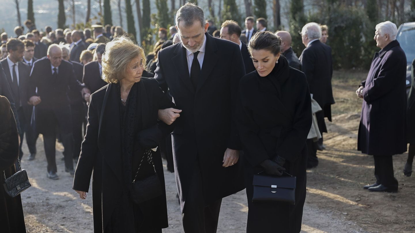 La familia, junta de nuevo, la infanta Elena y Cristina, Sofía y Juan Carlos I con Letizia y Felipe apartados