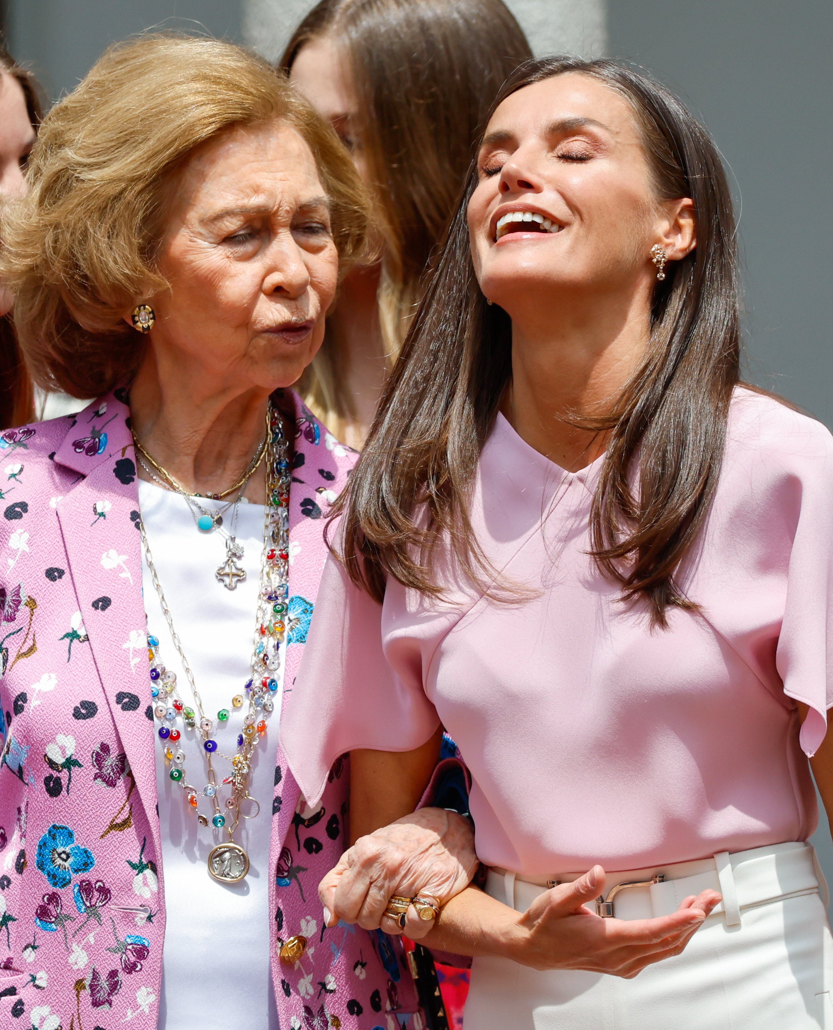 Letícia i la sogra Sofia unides contra un enemic comú. Molt lleig