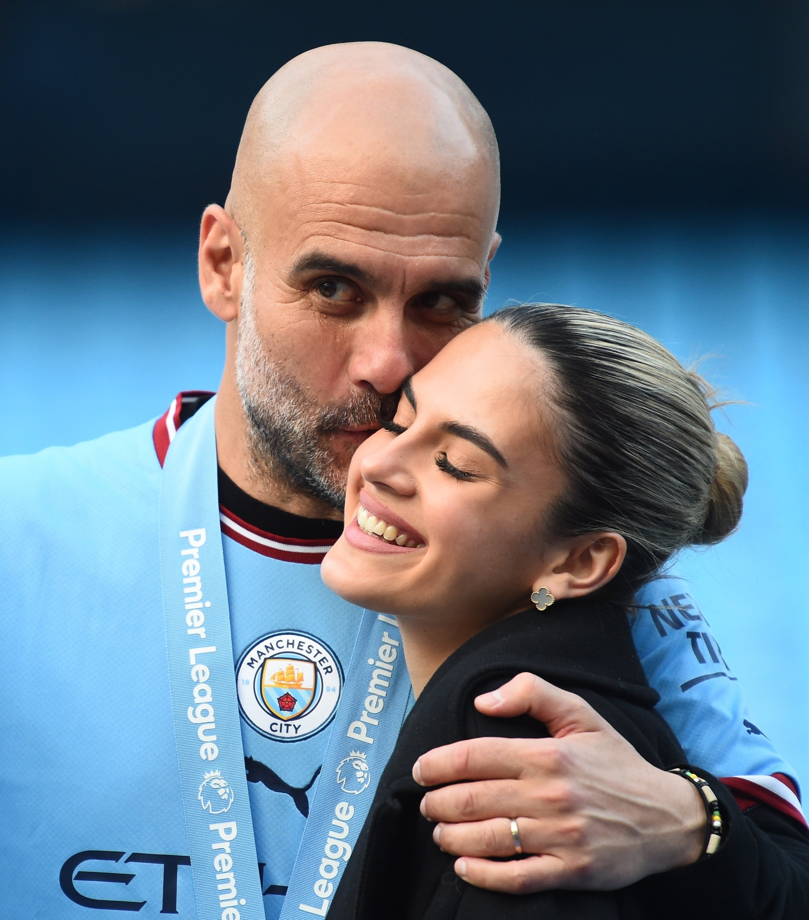 Maria Guardiola con su padre Pep lo dan todo en el concierto de Elton John, muy fans