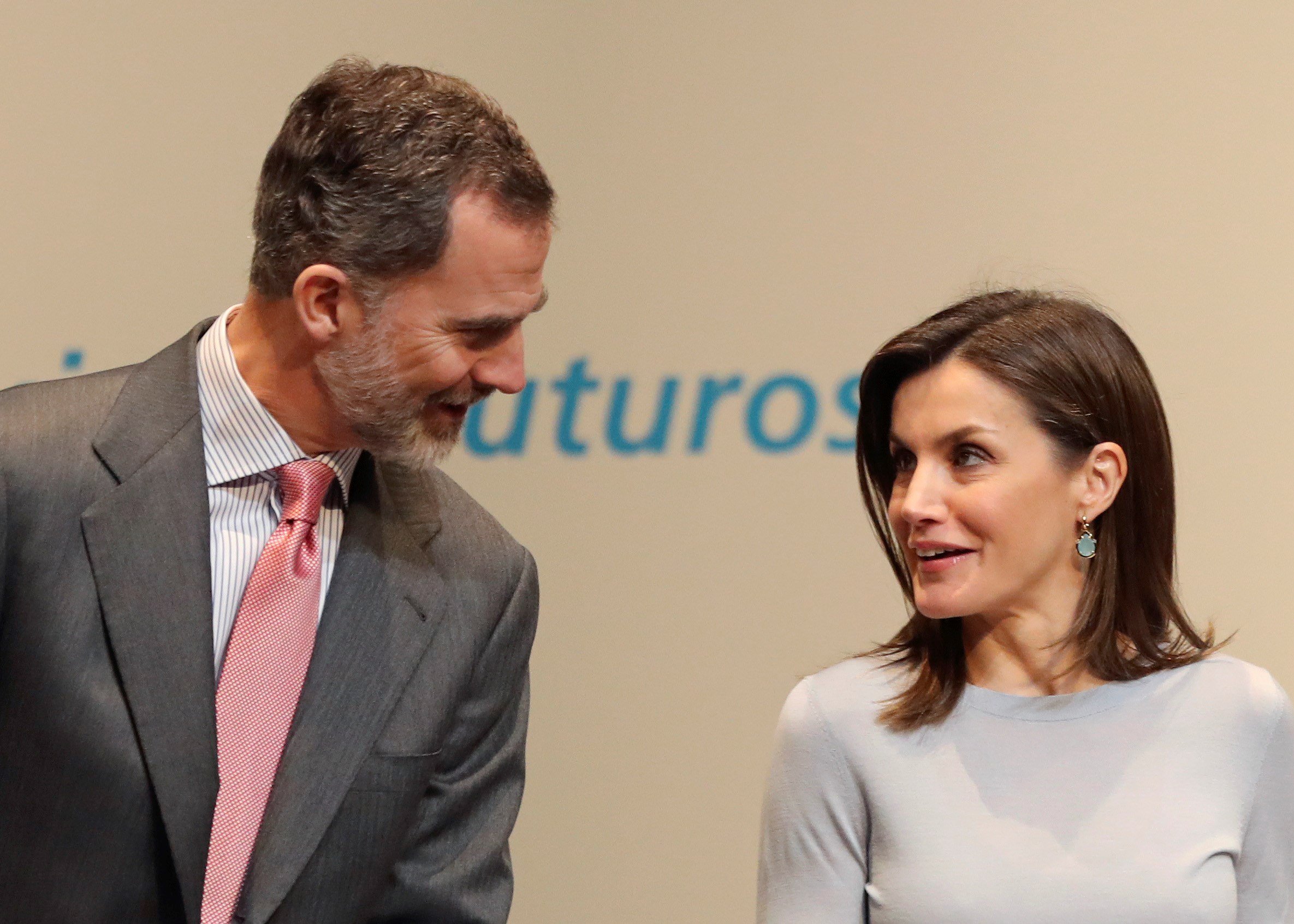 Letizia y Felipe disimulan los problemas familiares haciéndose los enamorados