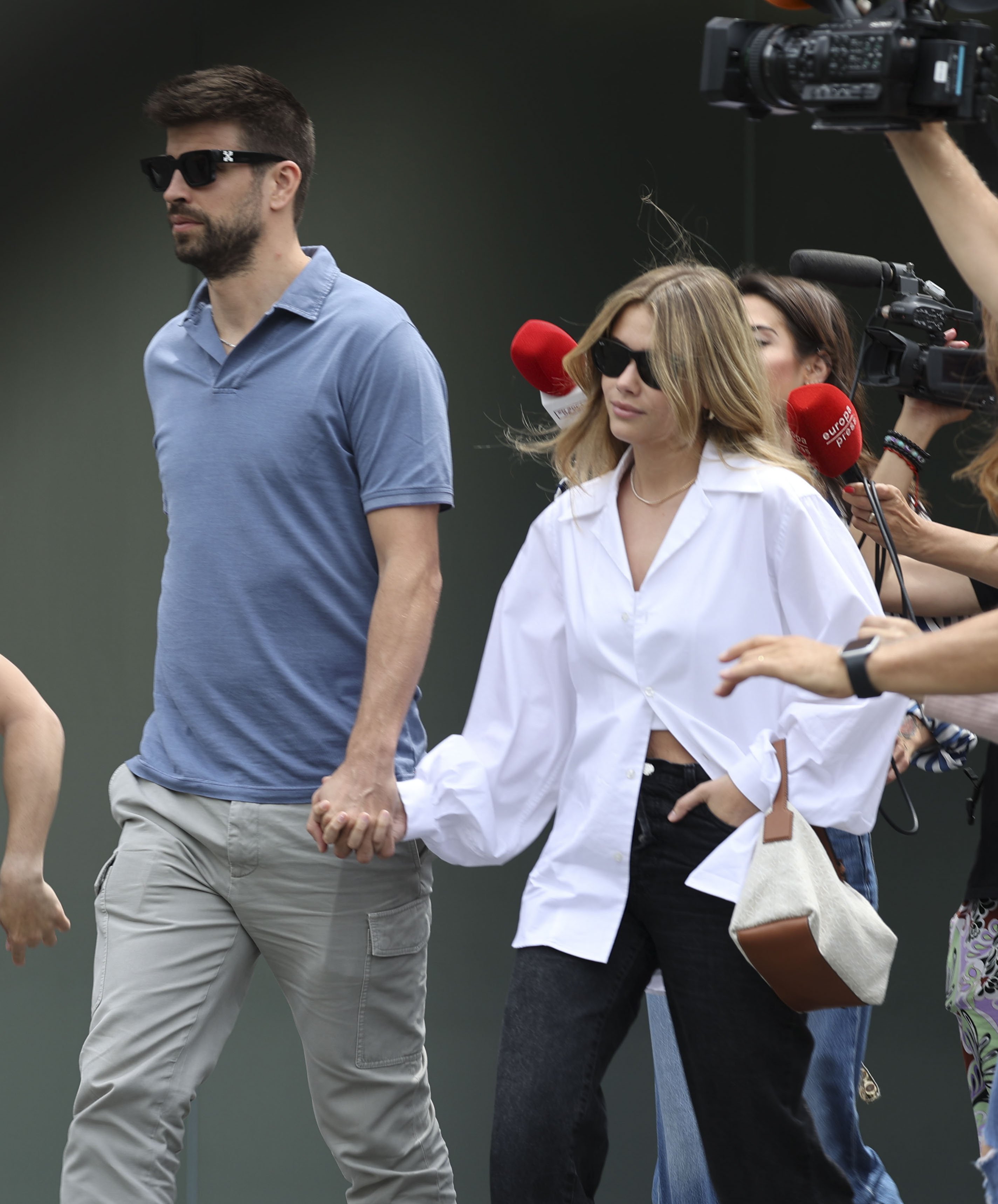 Piqué y Clara Chía, pasión desenfrenada saliendo del tribunal: beso de película