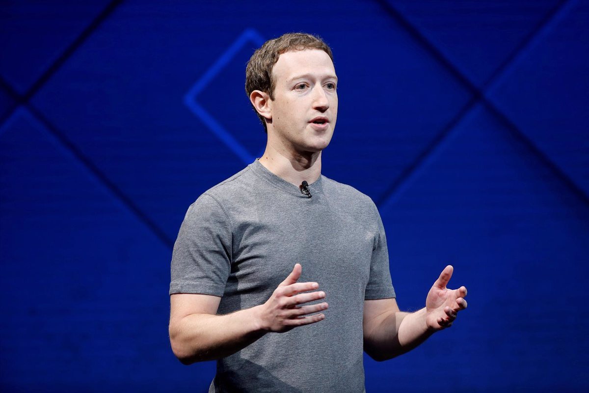 Mark Zuckerberg ya no se viste siempre igual