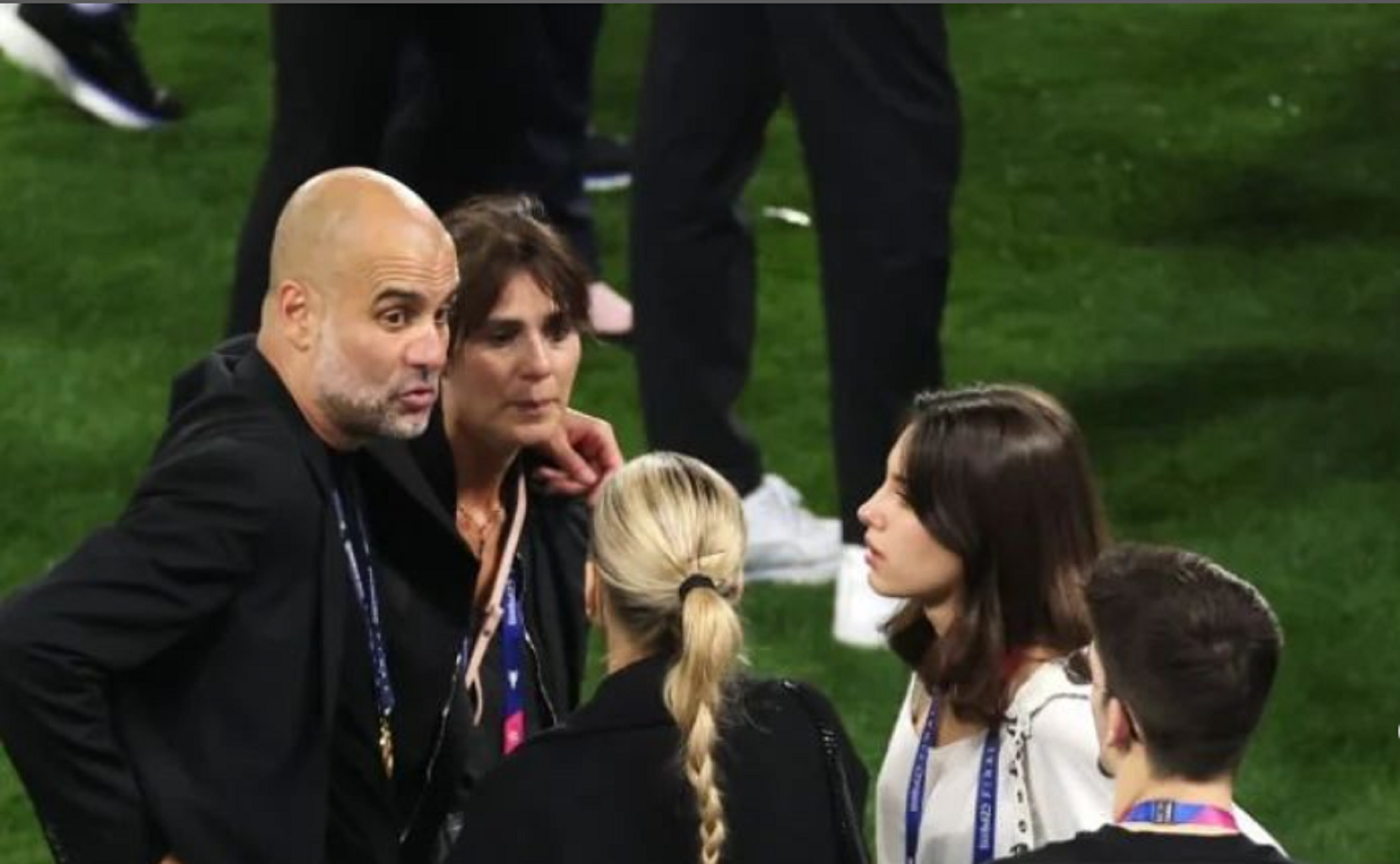 El petó de rosca de Pep Guardiola i Cristina Serra els tres fills