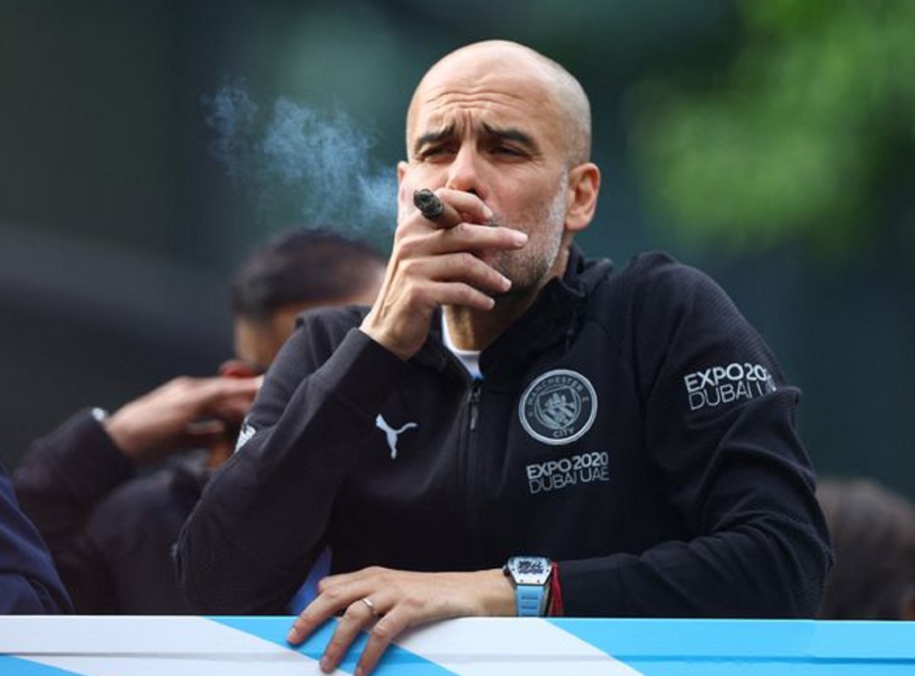 Imatge brutal del fill de Guardiola, imitant el pare, de festa i fumant un cigar: clavats