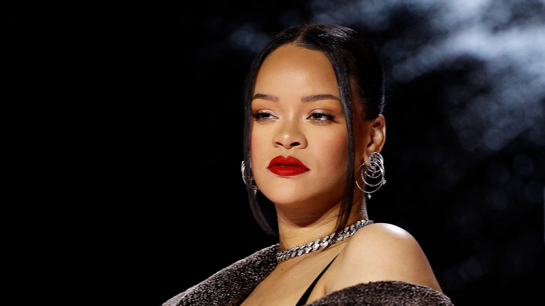 Rihanna té un article d'un milió de dòlars als seus peus