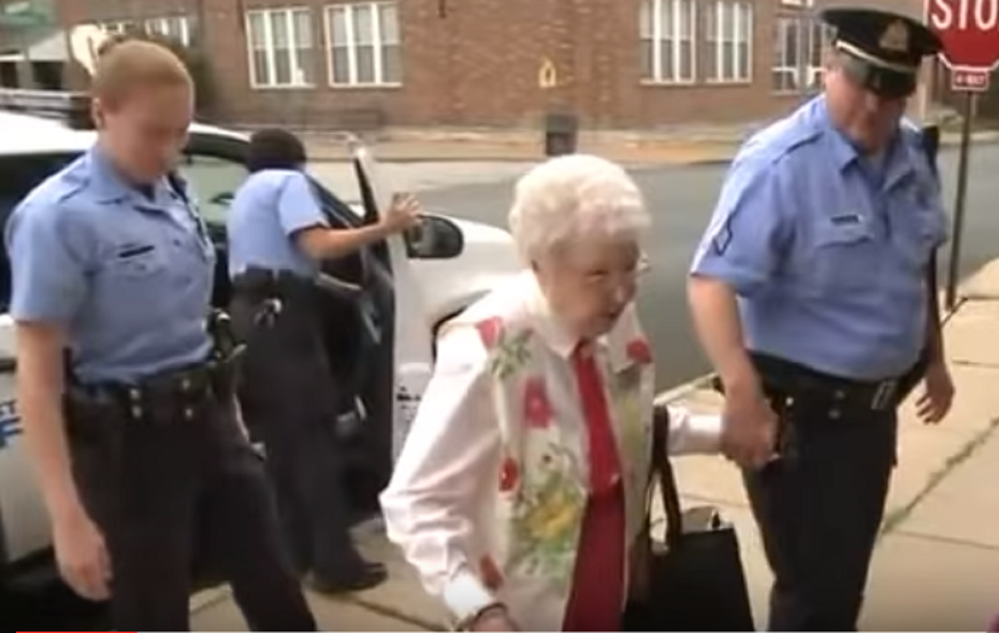 Una abuela de 102 años cumple su sueño: ser detenida por la policía