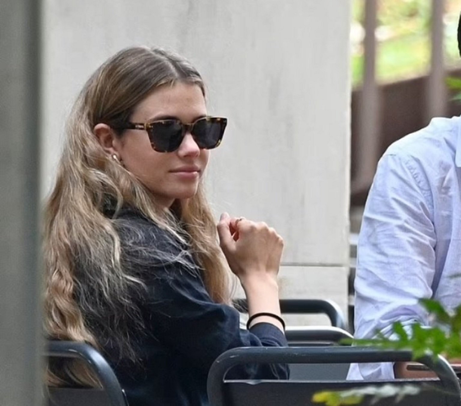 Shakira activa la cláusula anti-Clara Chía, que ahoga las penas en un bar pijo