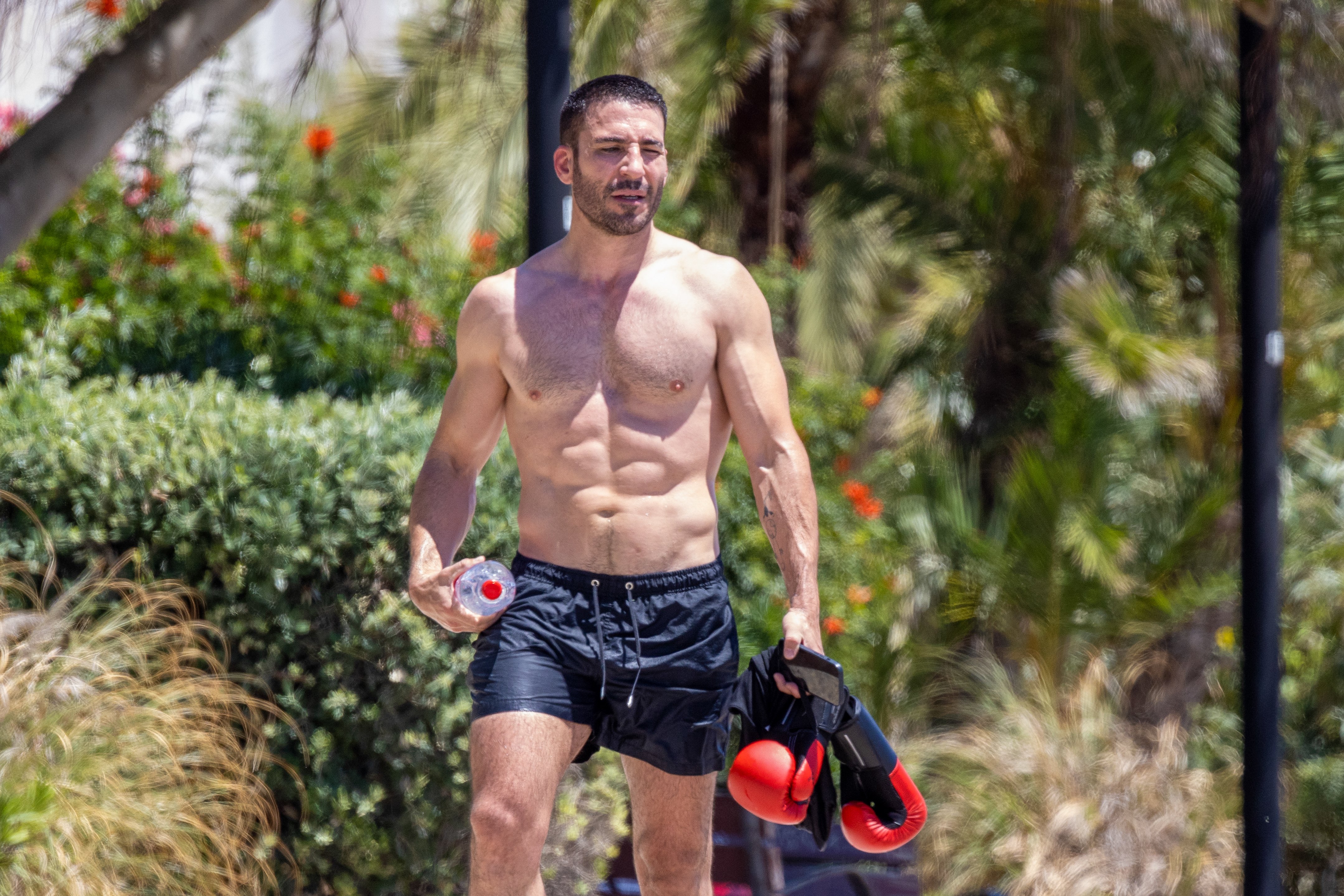 Miguel Àngel Silvestre habla catalán para referirse a su pene: foto explícita