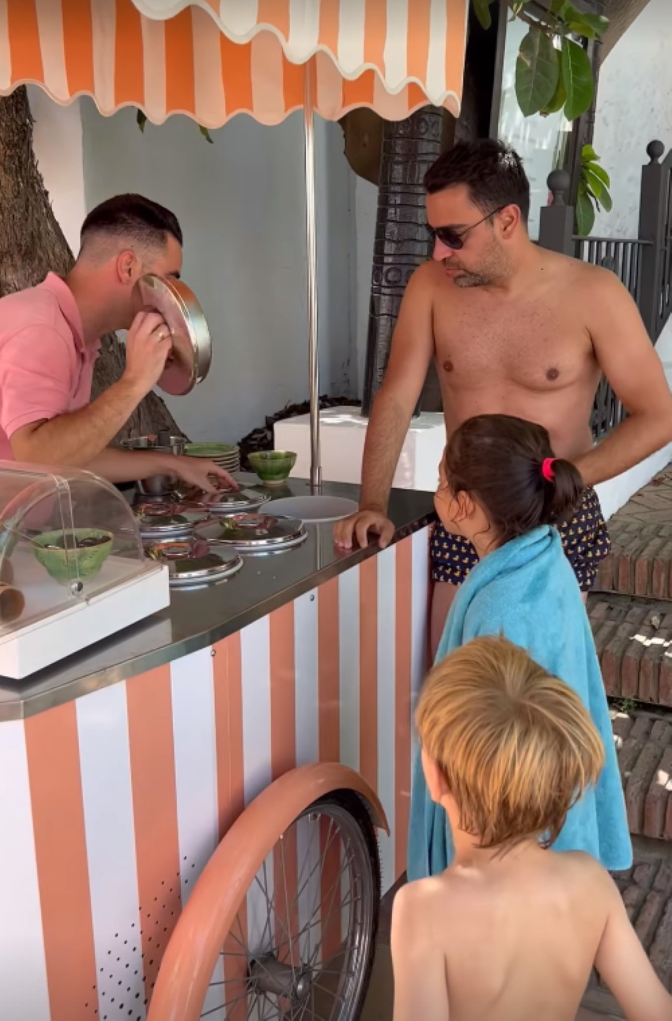 Xavi Hernández, un tros de pare de l'Àsia i el Dan: escena genial amb uns gelats