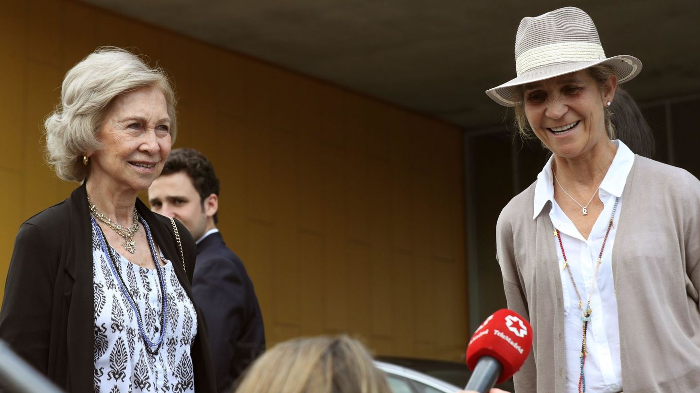 La infanta Elena demana a la reina Sofia ajuda per al pare