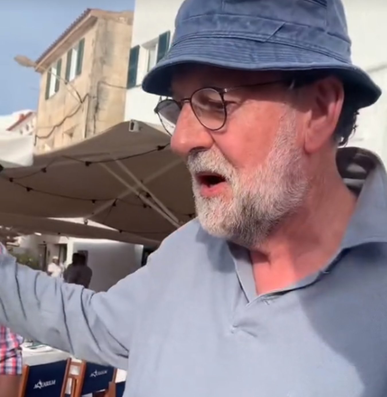 Mariano Rajoy, vacaciones de jubilado en Menorca. Encuentro con jóvenes y pasa esto