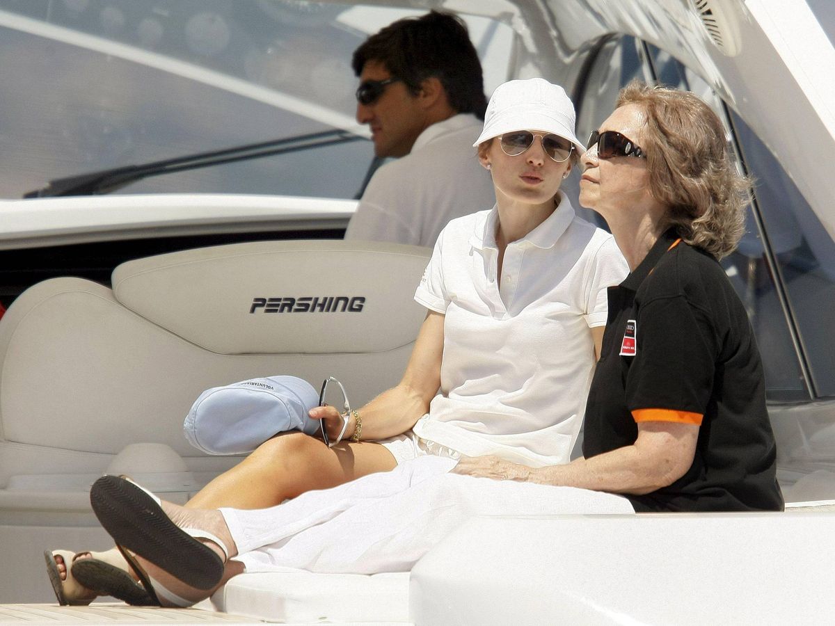 La infanta Elena y la reina Sofía en bikini y bañador, la foto desaparecida, reaparece