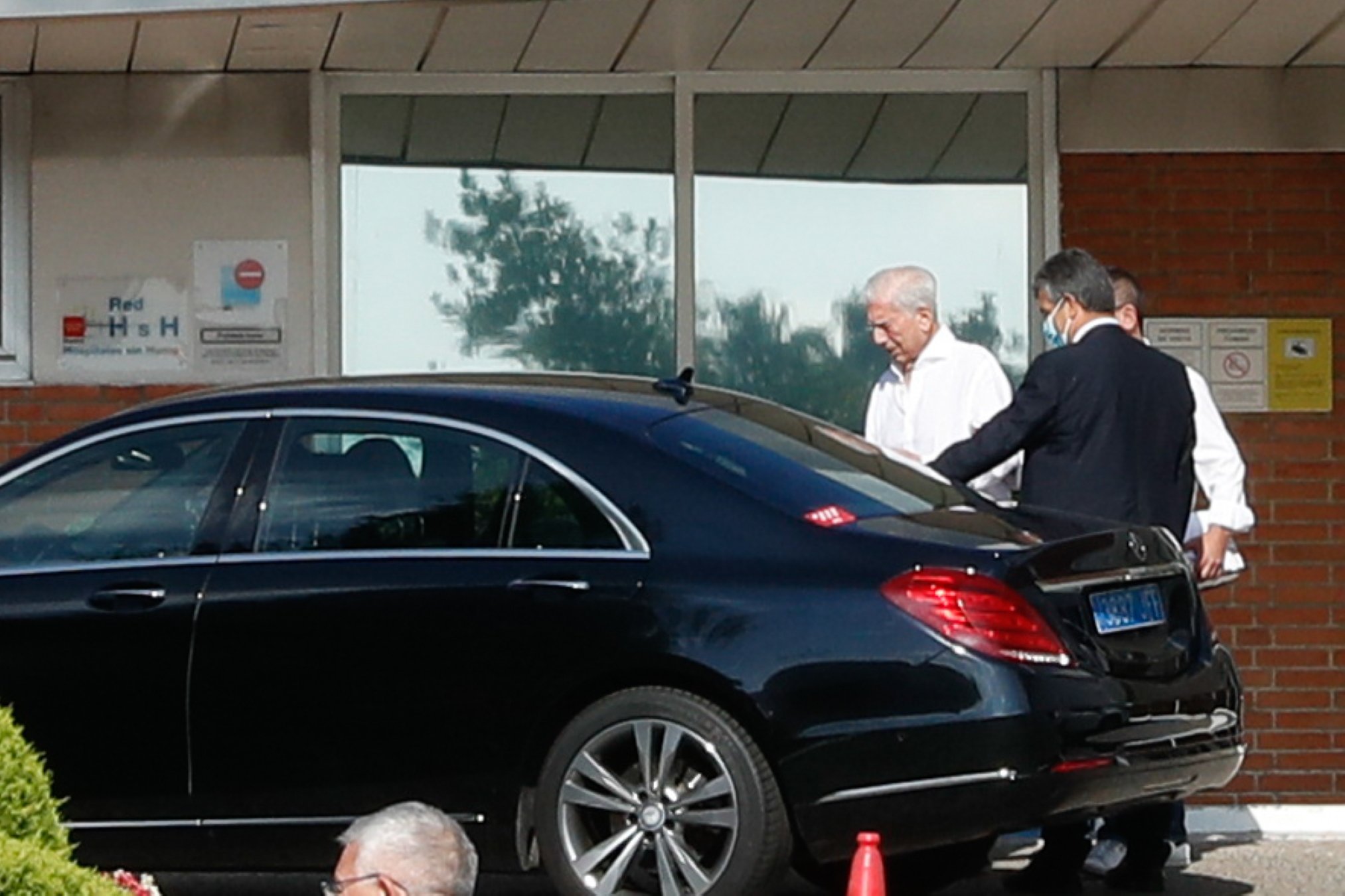 Mario Vargas Llosa torna a casa recuperat de la covid, situació surrealista