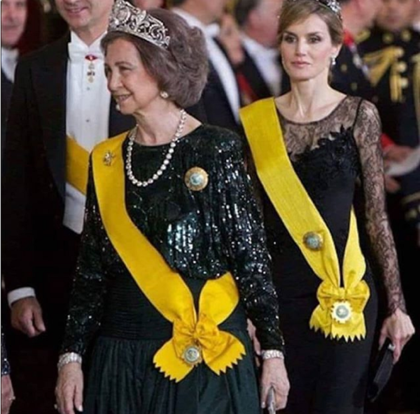 Insultan a Sor Lucía por difundir una foto con las reinas de amarillo
