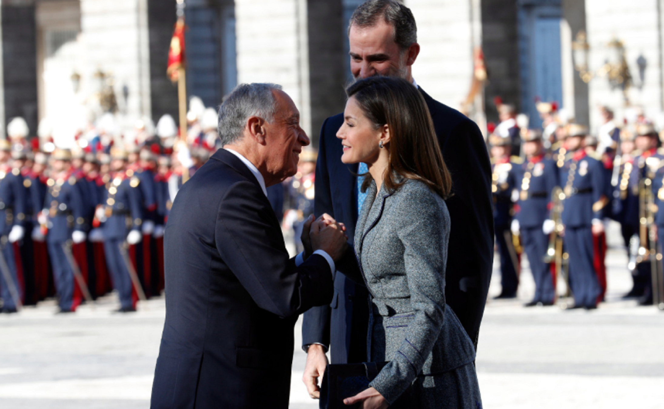 Letizia repite el vestido del 12-O para recibir al presidente de Portugal