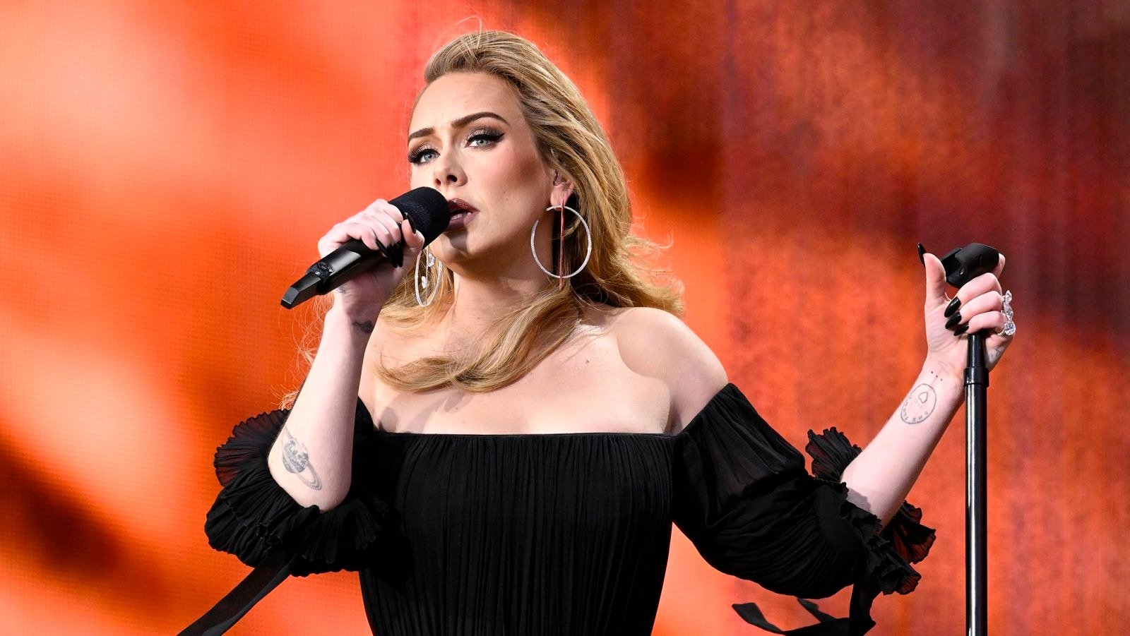 Adele tuvo una infección en un concierto por culpa de una faja