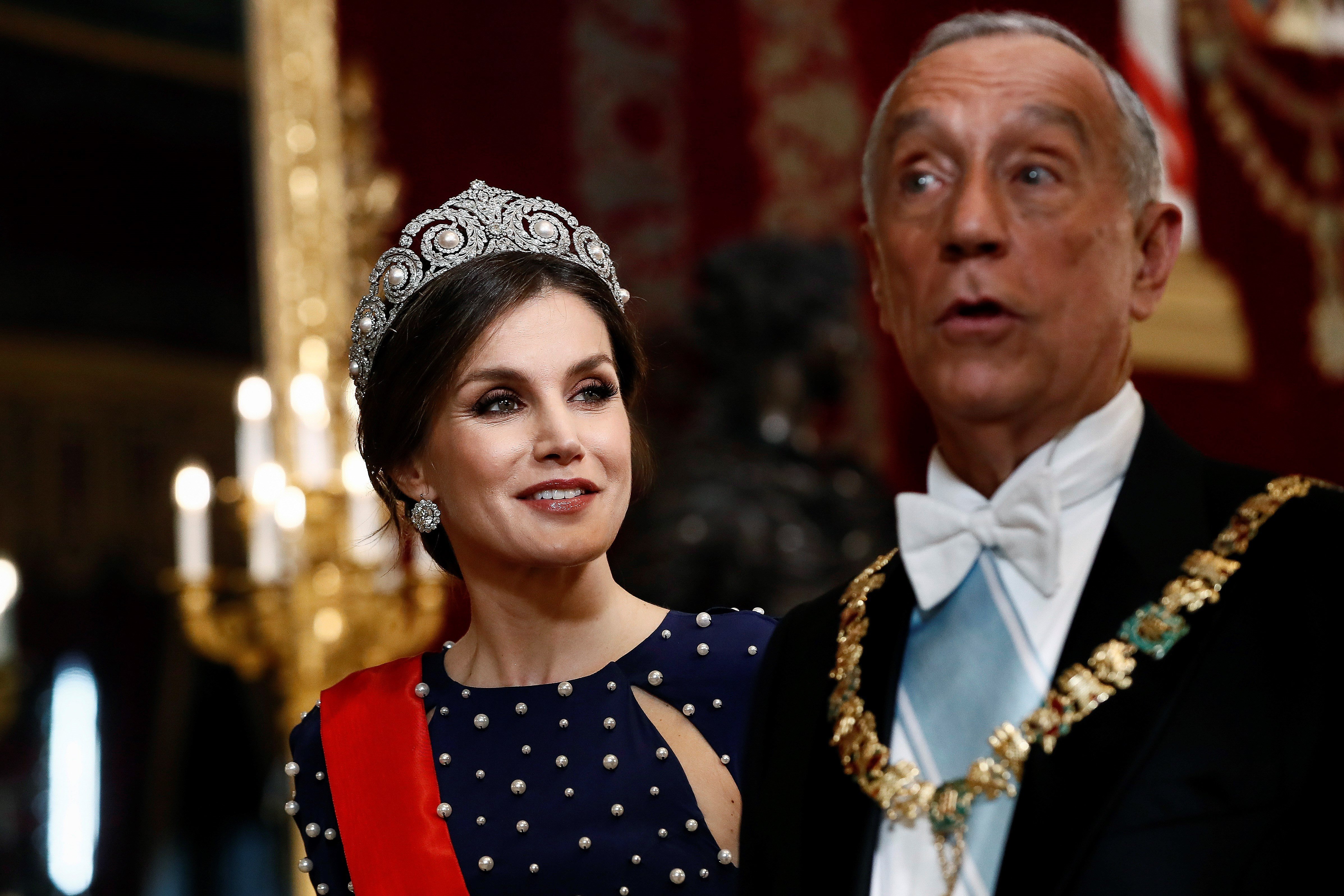 Letizia sigue con el teatro luciendo una tiara de diamantes de la reina Sofía
