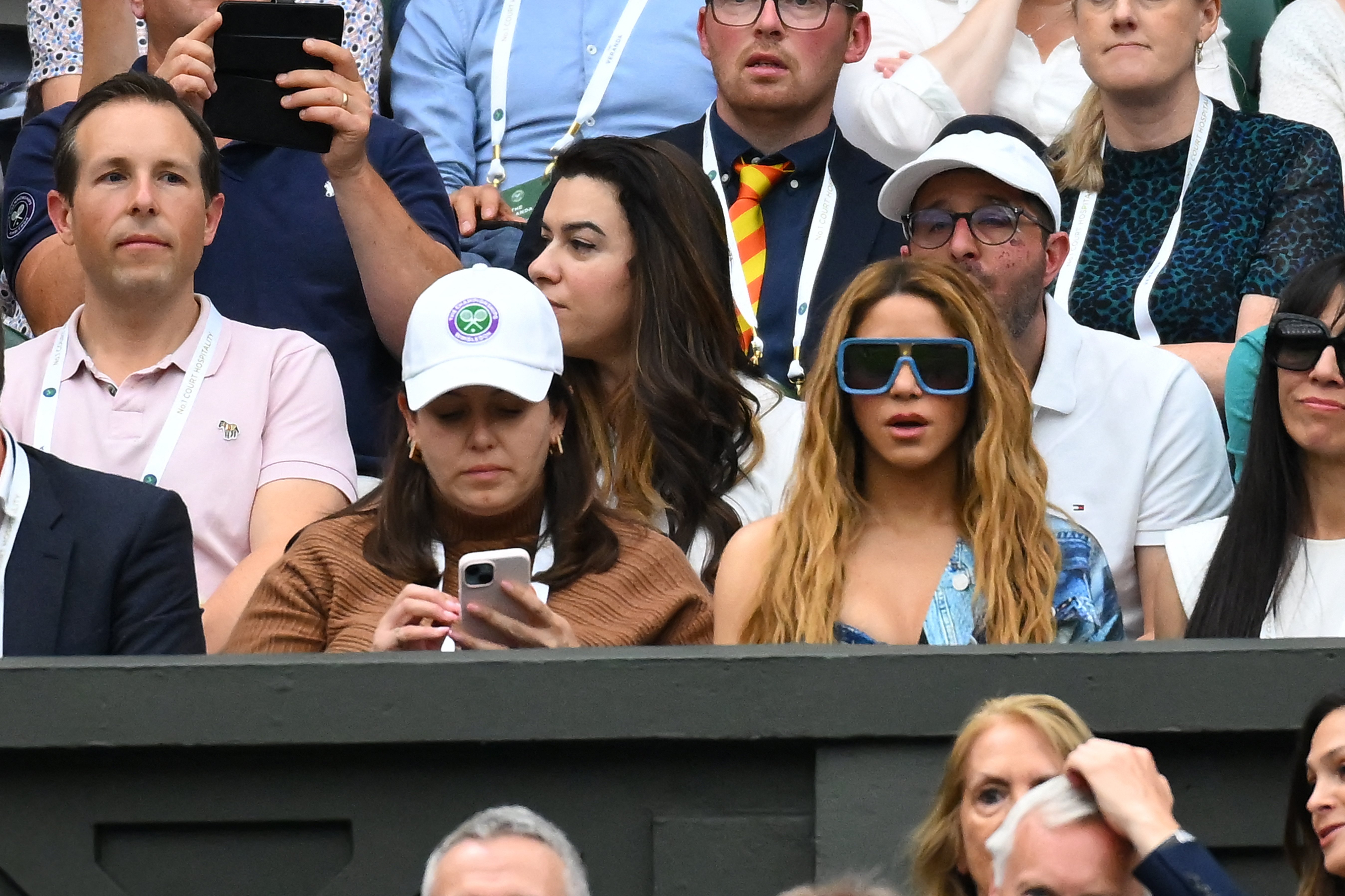 La imatge de Lewis Hamilton en un iot, amb dues dones: els fans de Shakira, irats