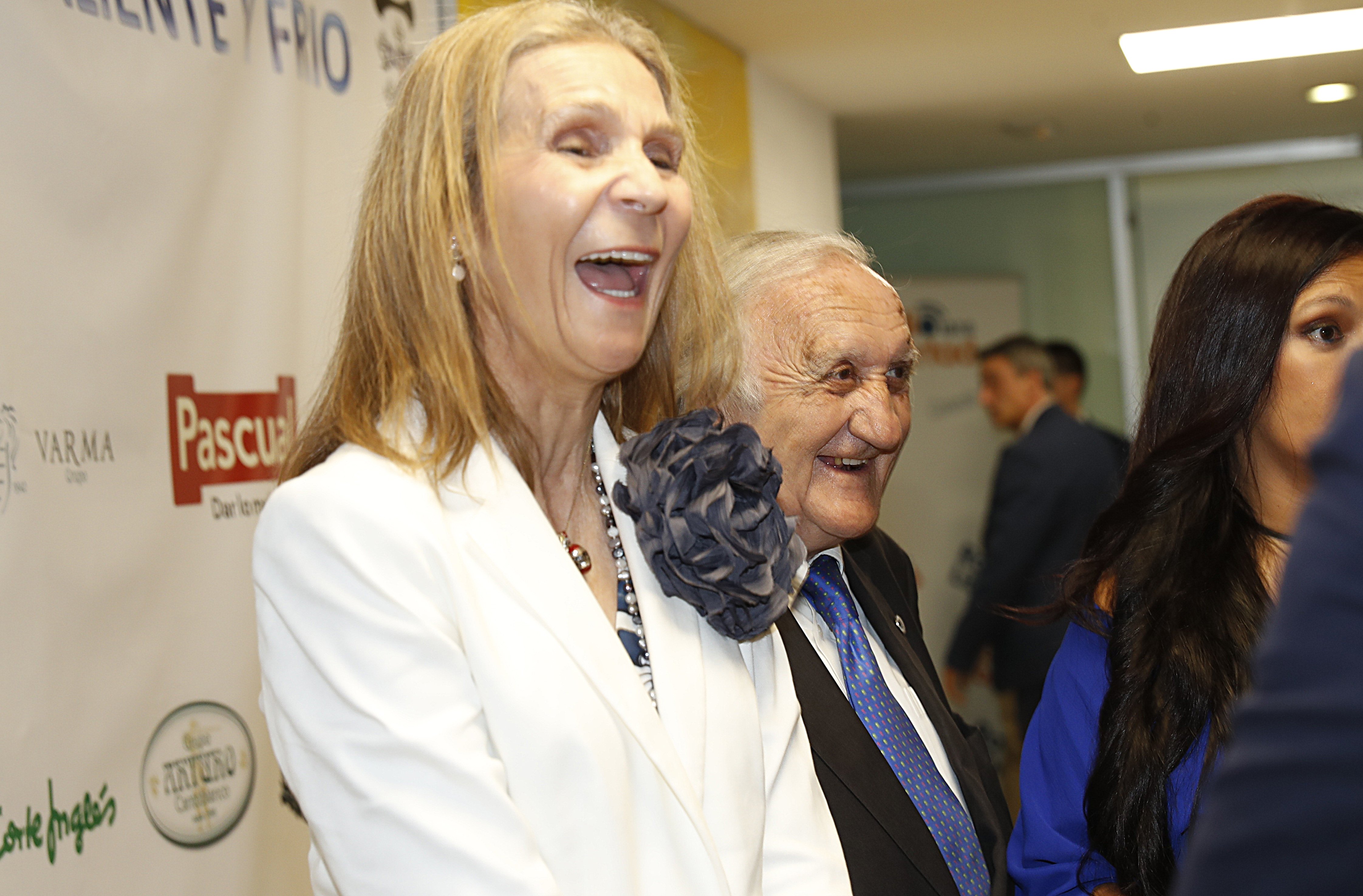 Fotos del novio de la infanta Elena, cogidos y felices, Telecinco dice "nueva pareja"