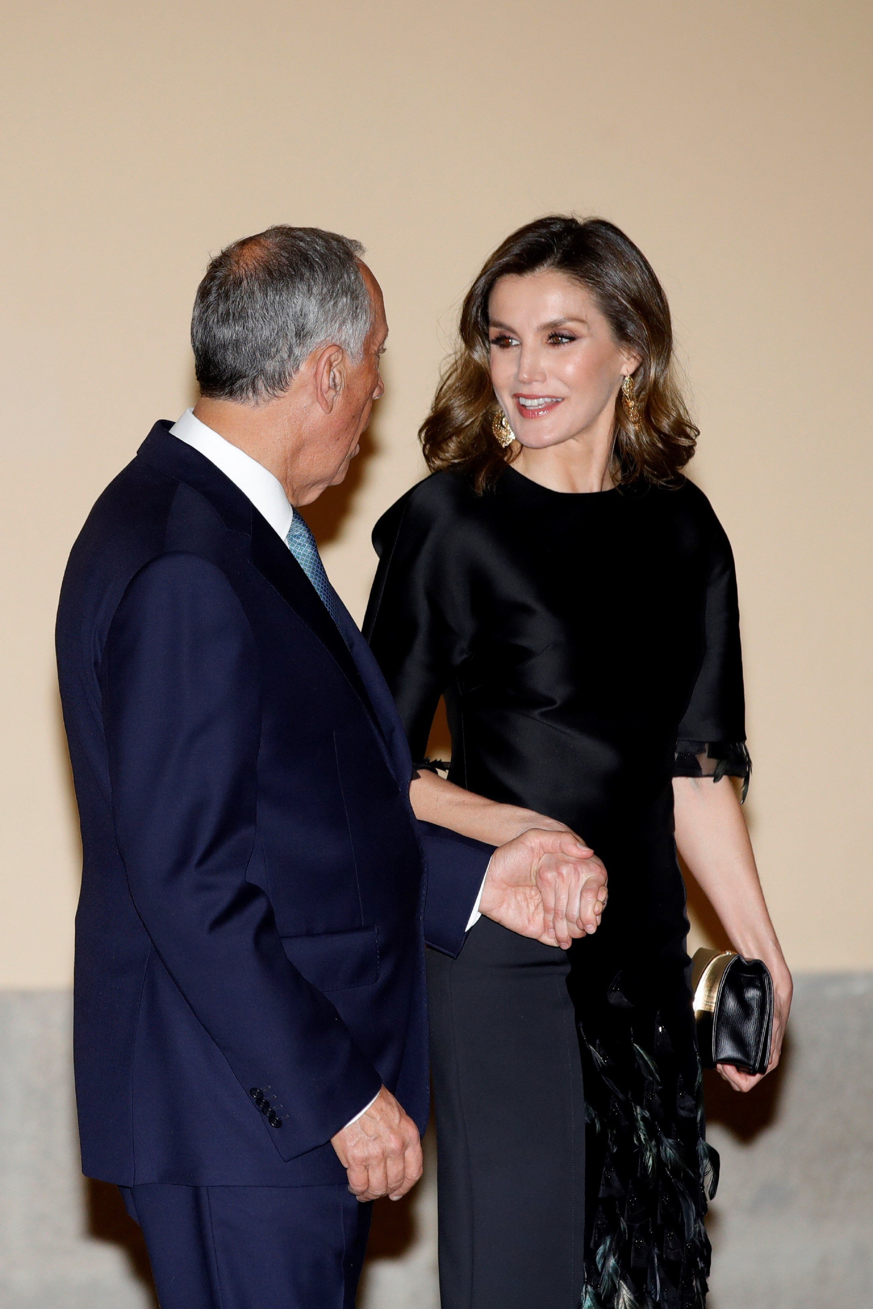 La reina Letizia sorprende con un vestido negro de plumas y mucho rímel