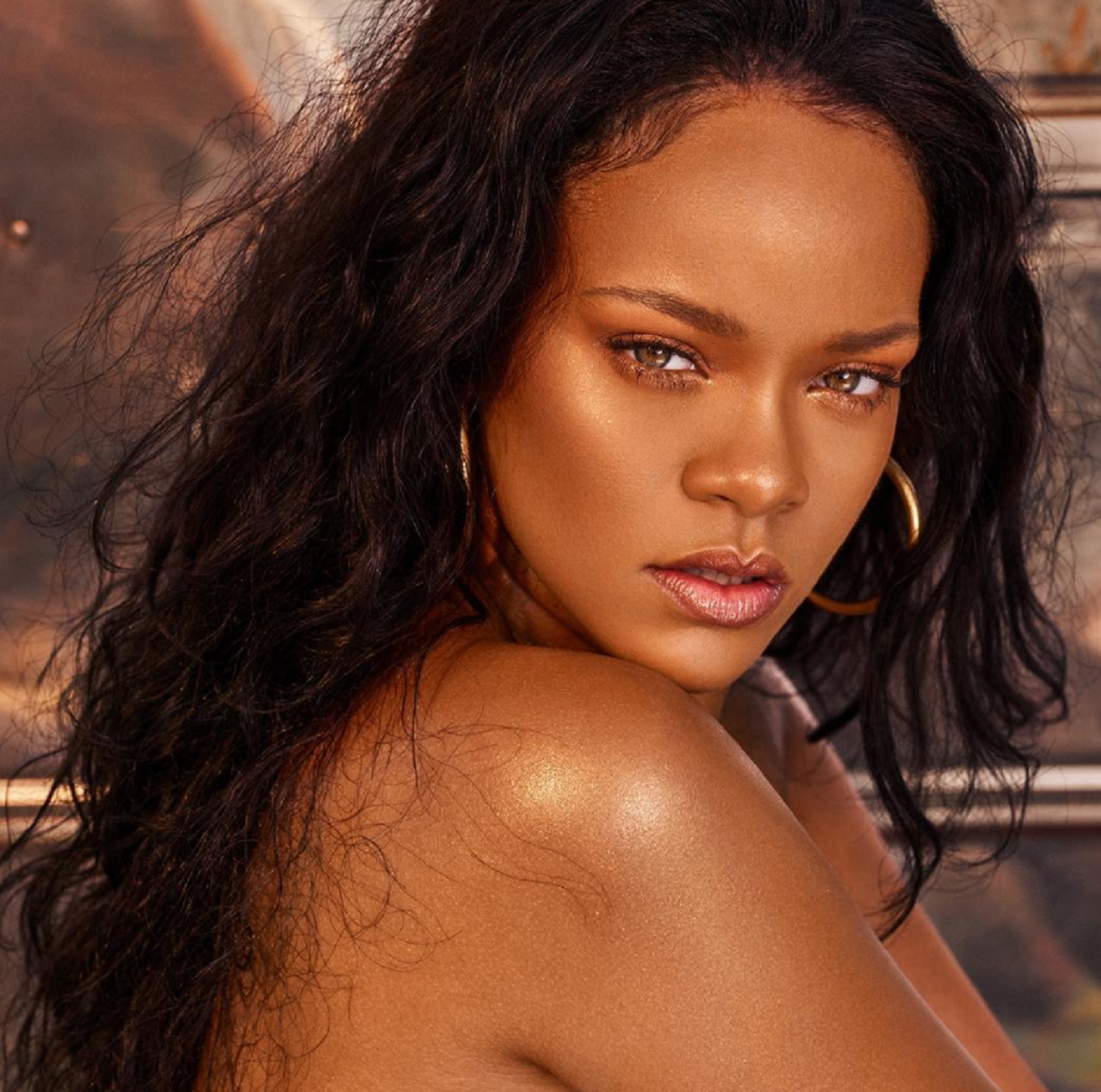 Rihanna ho ensenya tot vestida amb un sac de patates