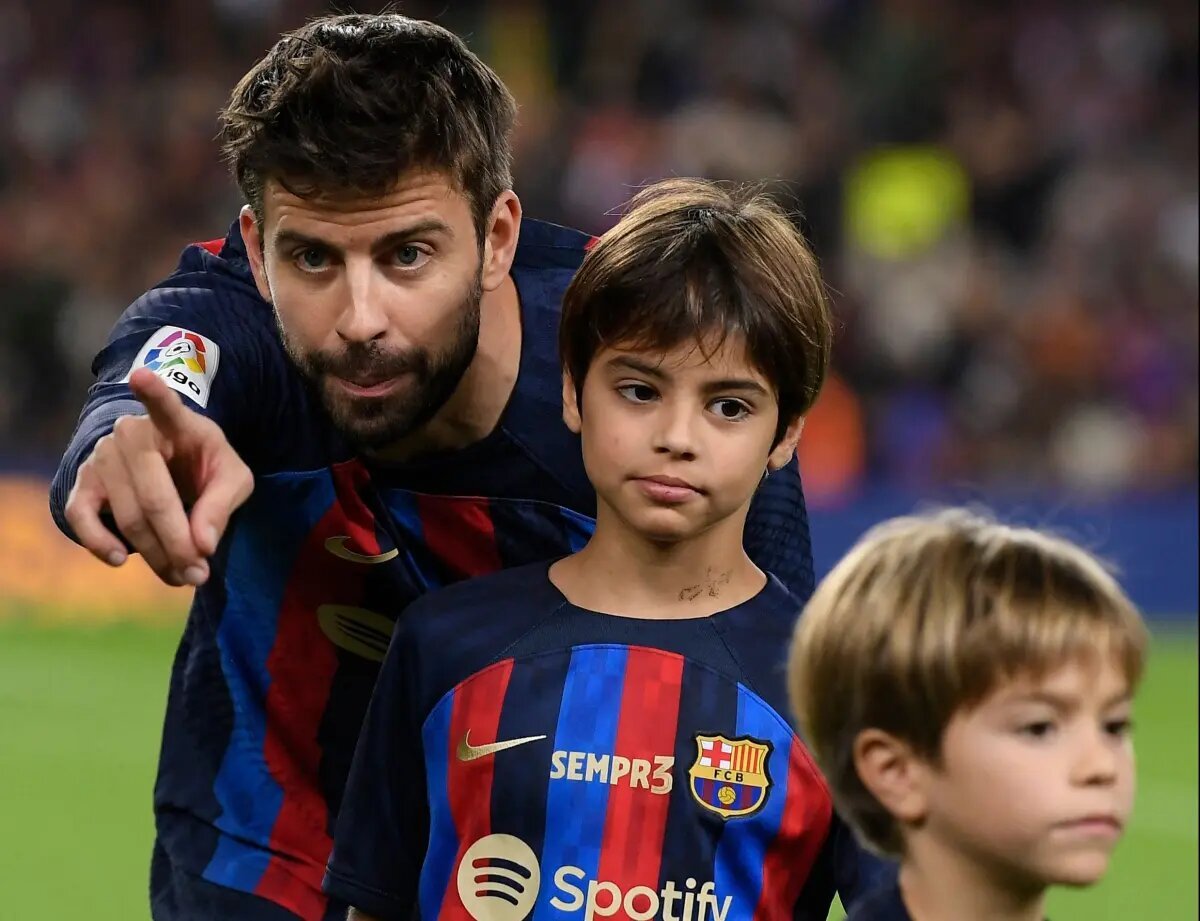 Milan i Sasha fan fora Clara Chía de casa de Gerard Piqué