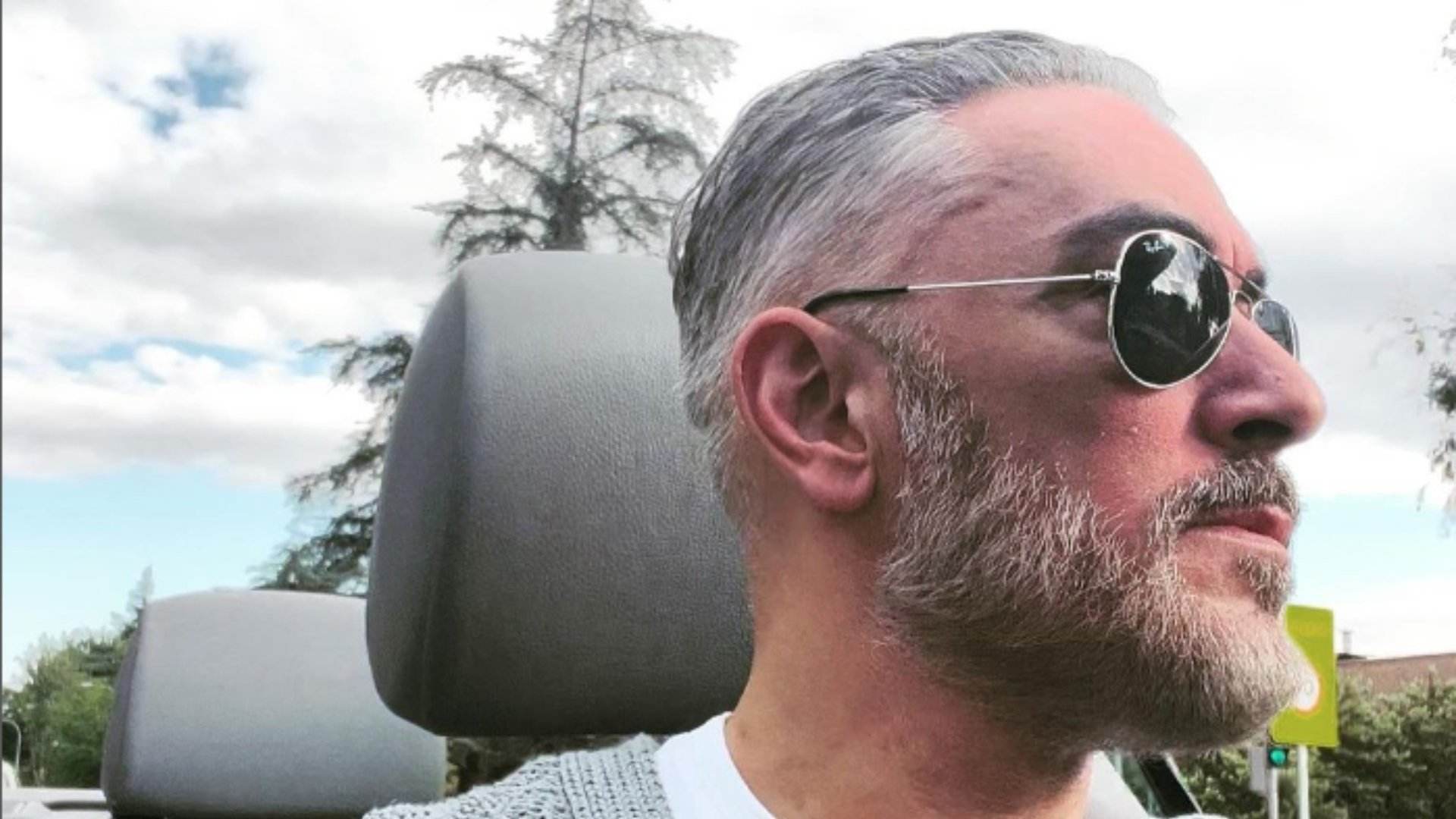Kiko Hernández presumeix de xicot, encaramel·lat al cotxe, "després de molts dies treballant..."