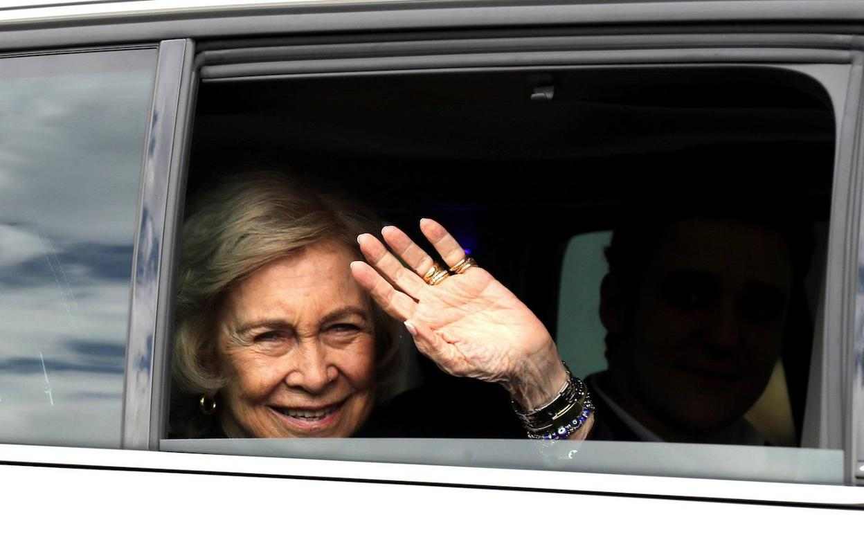 La reina Sofía, hundida, se refugia en su marido, Juan Carlos I, llamada telefónica, tienen un plan