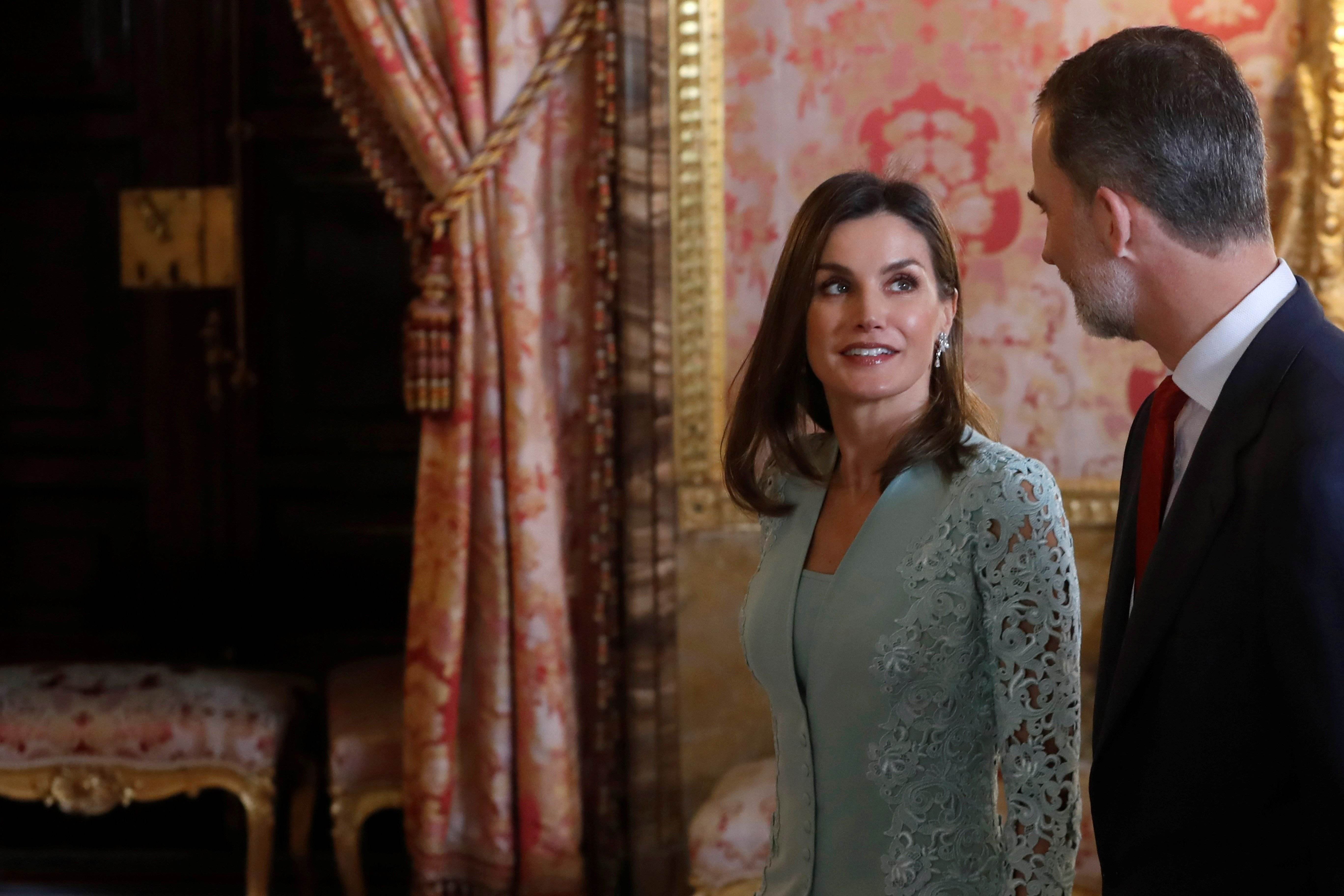 Letizia repite vestido pero estrena zapatos y bolso tres días seguidos