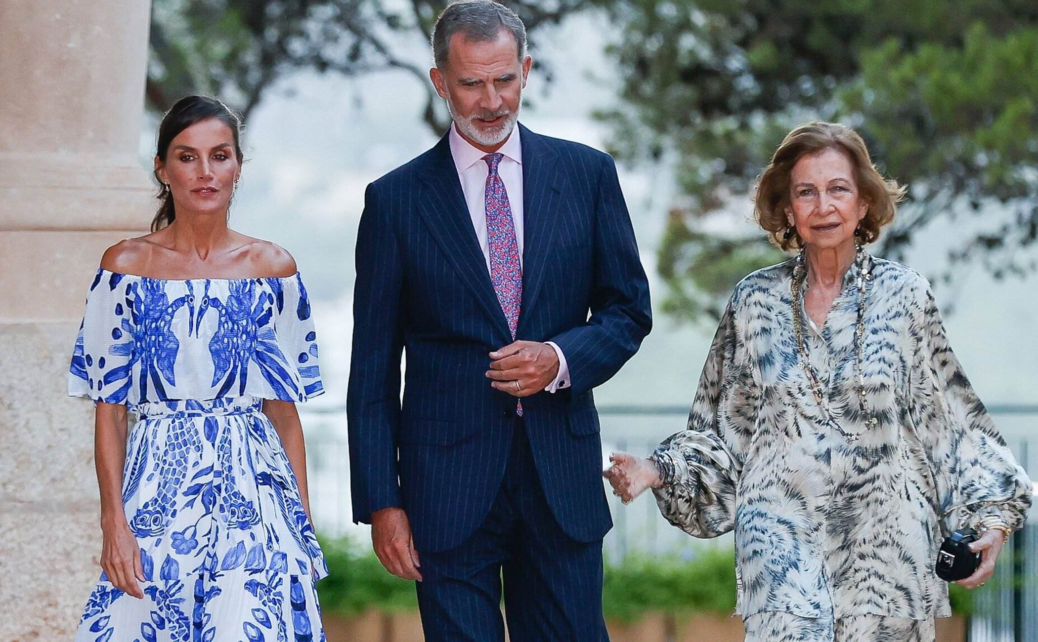 Felipe VI entre Letizia y Sofía