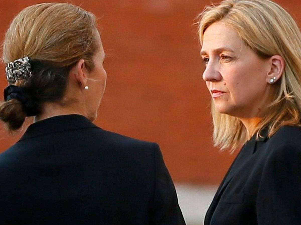 La reina Sofia, trasbalsada, batussa entre germanes, Cristina i Elena, se'n va de mare