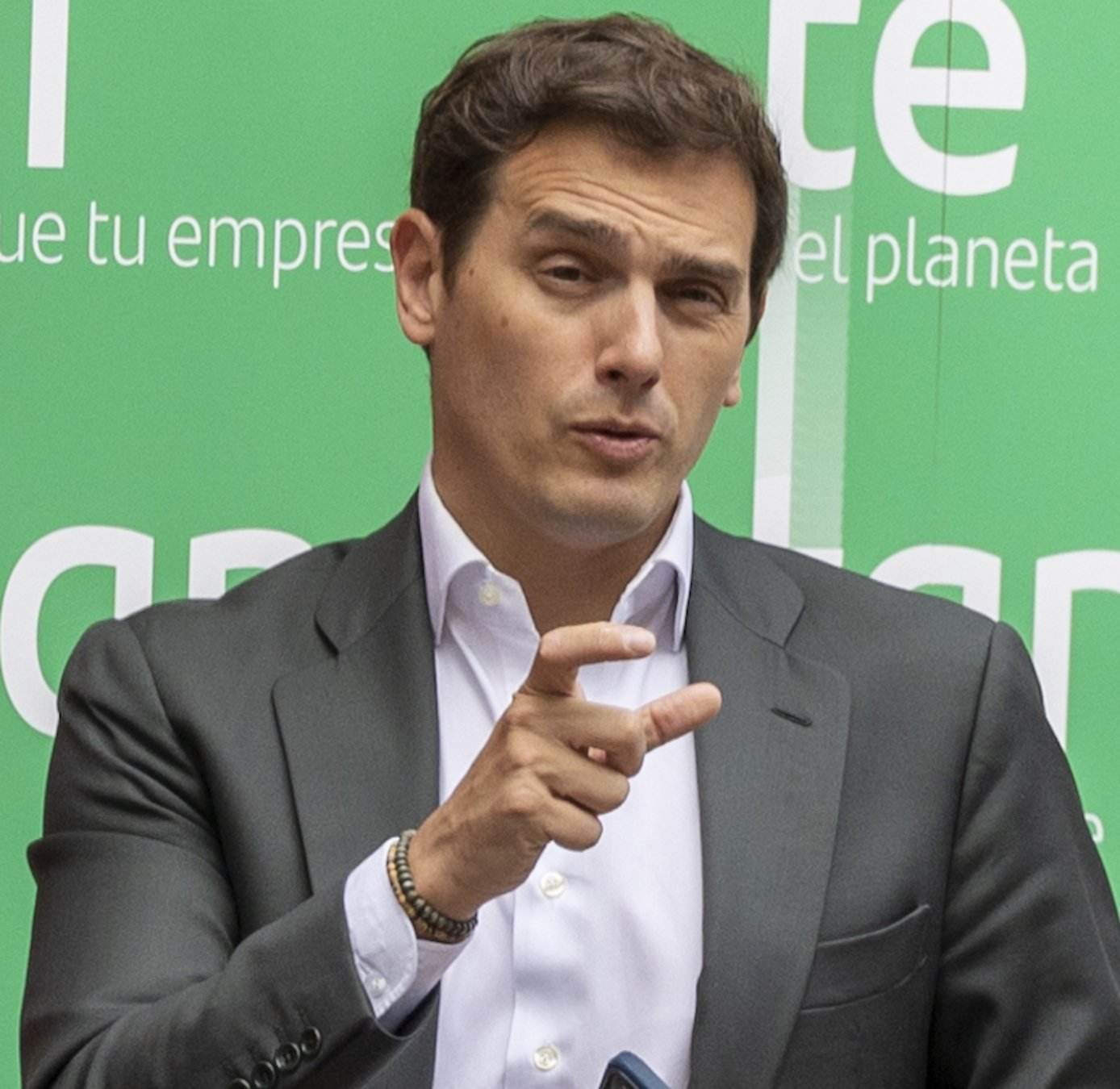 Albert Rivera desfermat, passió en públic amb una nova dona a Eivissa, no s'atura