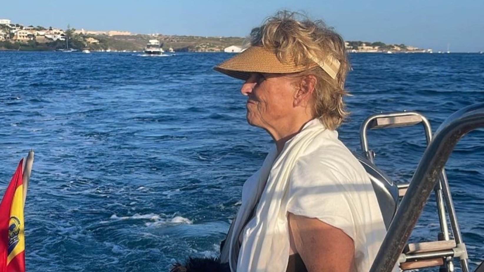 Mercedes Milá, naufragio en el mar: pide ayuda por redes y nadie la quiere rescatar