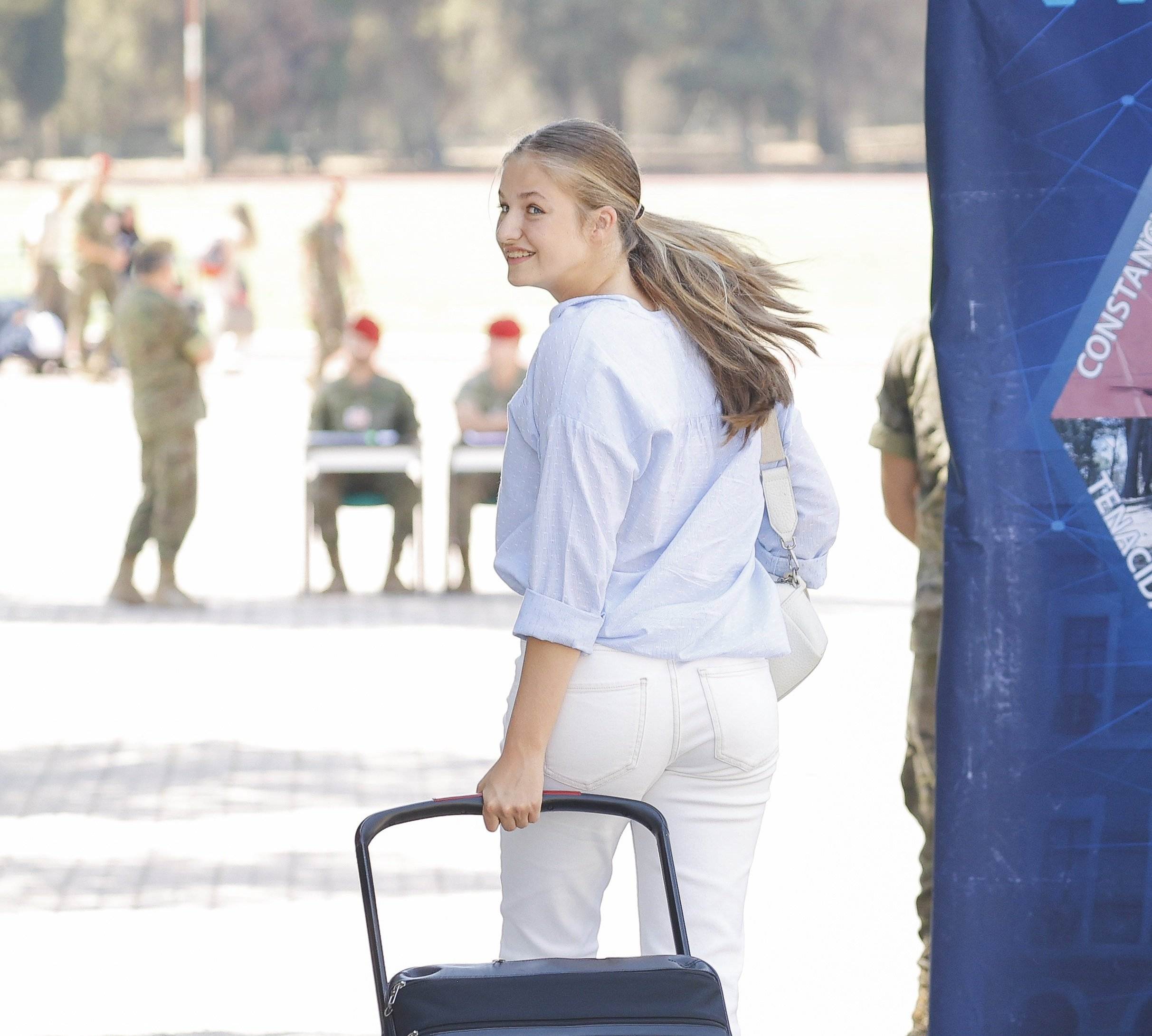 La maleta de Leonor ingresando en el ejército provoca burlas: "¿De qué año es?"